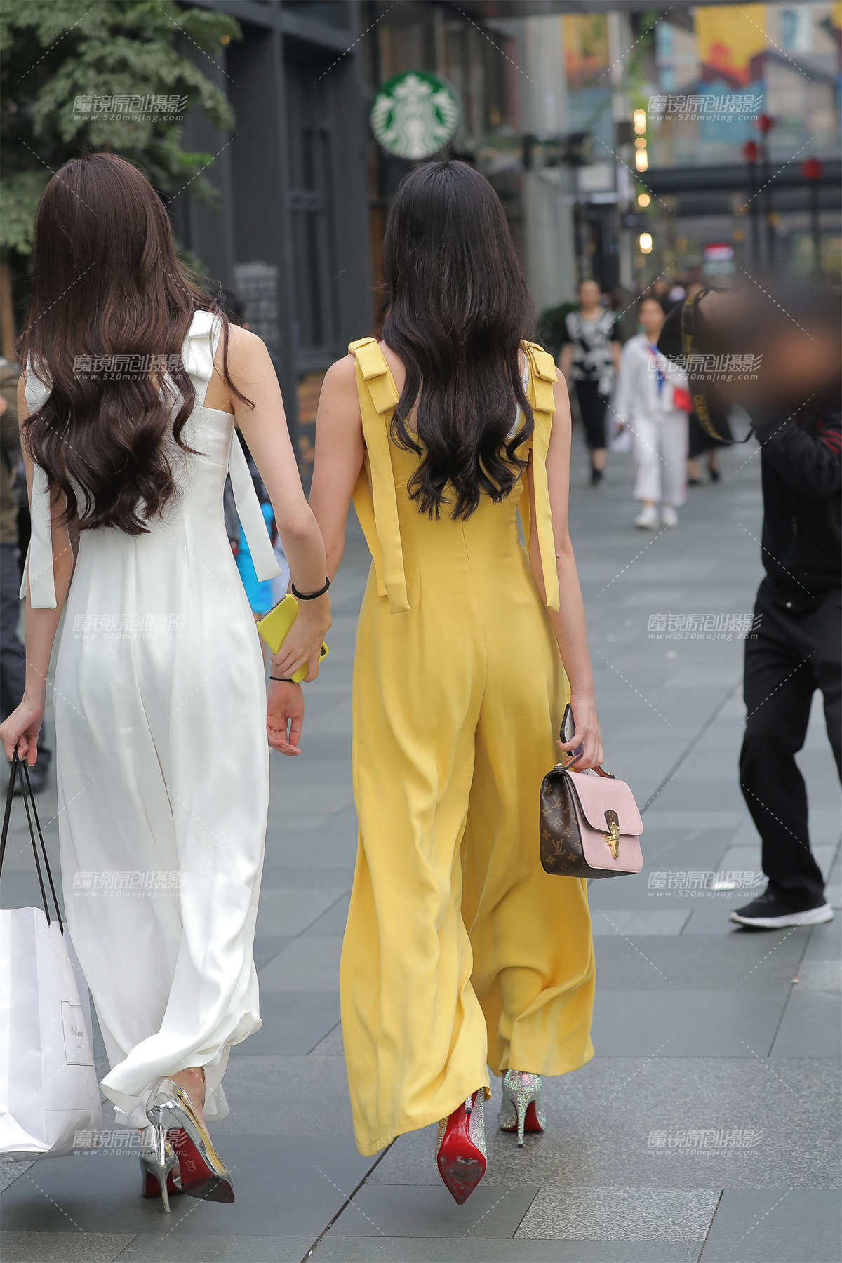 图片[2]-高颜值双胞胎 街头的靓丽风景-日更街拍
