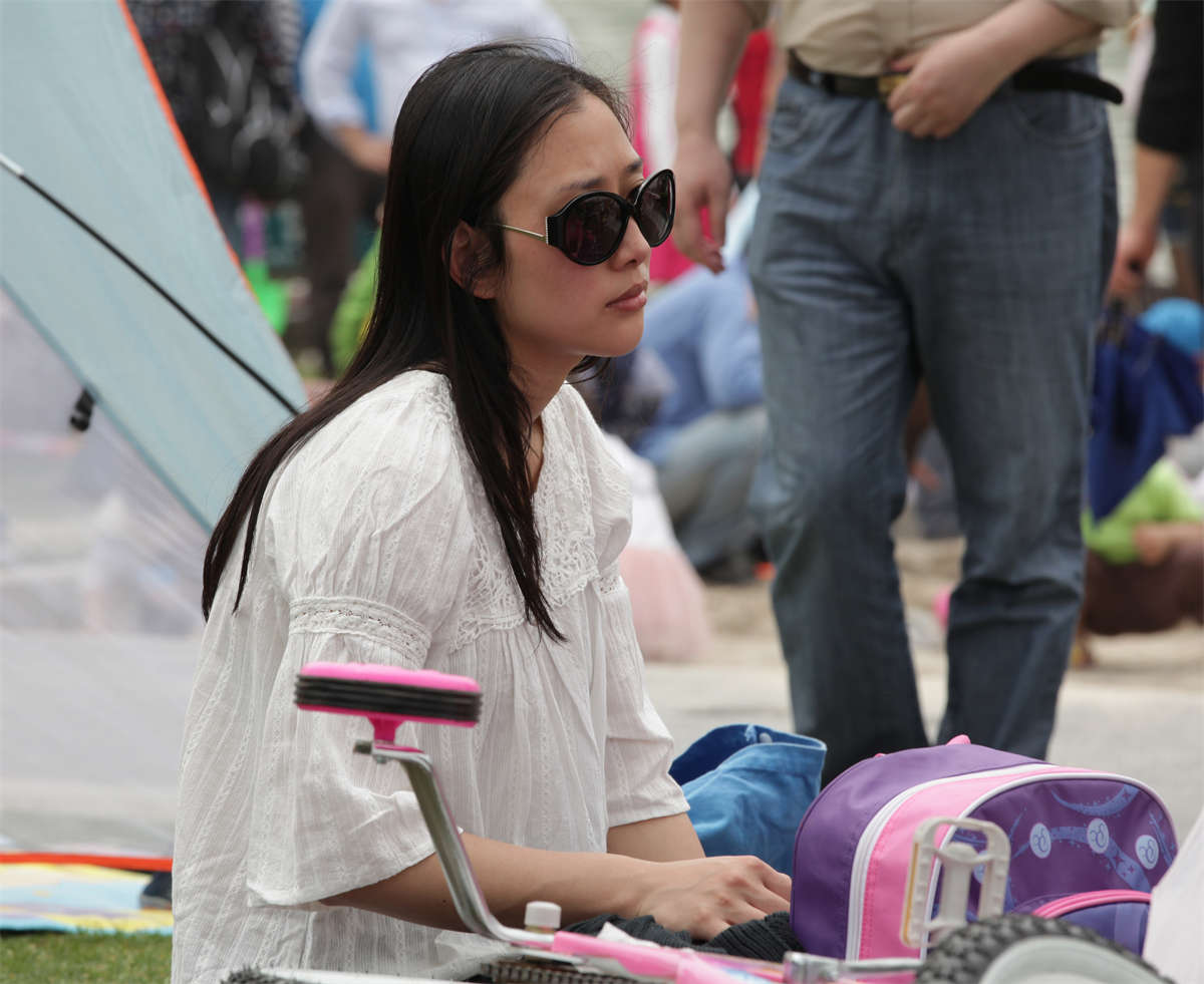 踏青公园街拍系列No.256 墨镜美少妇的艳足特写-日更街拍