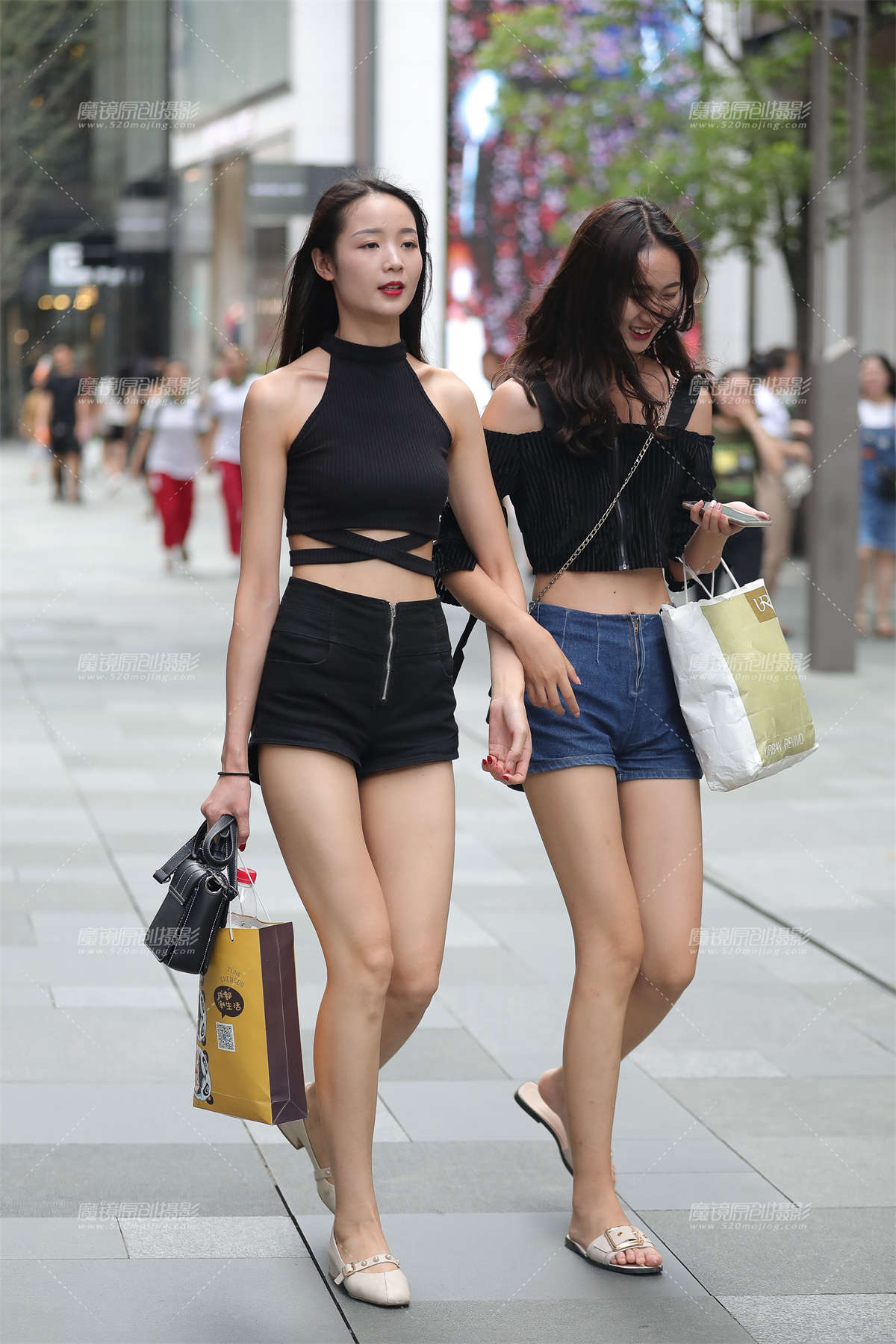 人群中养眼的长腿闺蜜-日更街拍