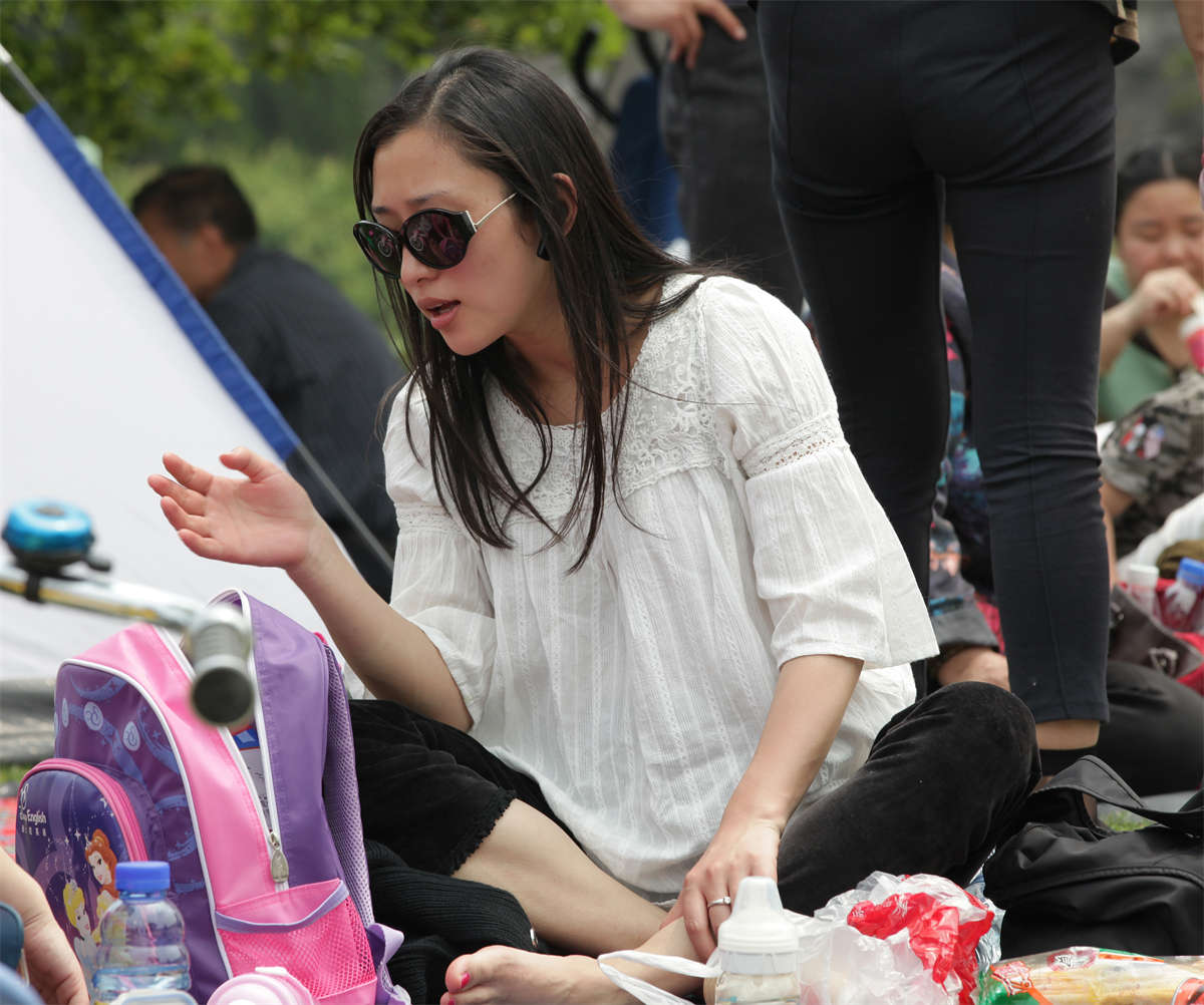 图片[2]-踏青公园街拍系列No.256 墨镜美少妇的艳足特写-日更街拍