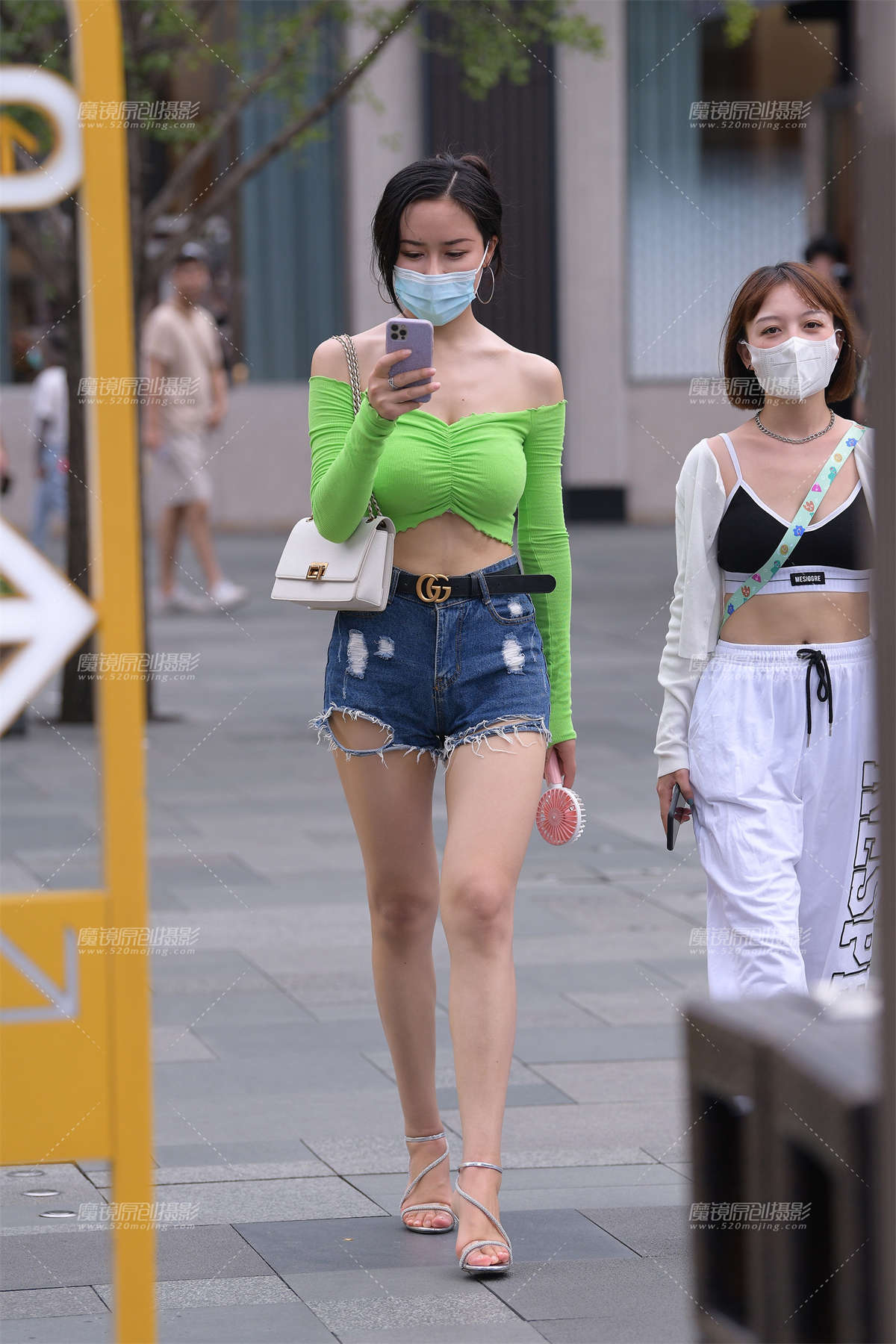 搭讪抹胸热裤大长腿美女-日更街拍