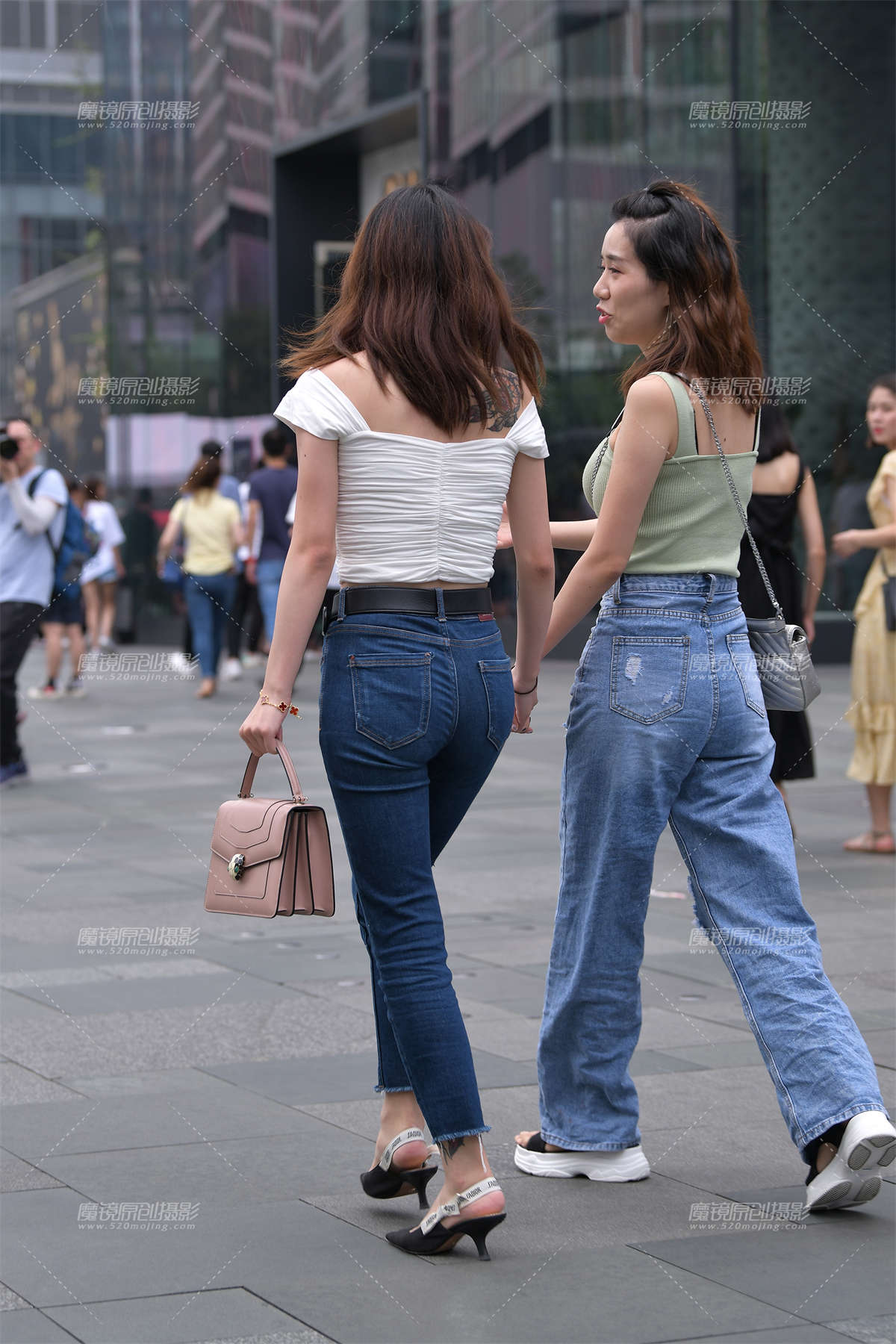 图片[2]-露肚脐的紧牛小姐姐-日更街拍