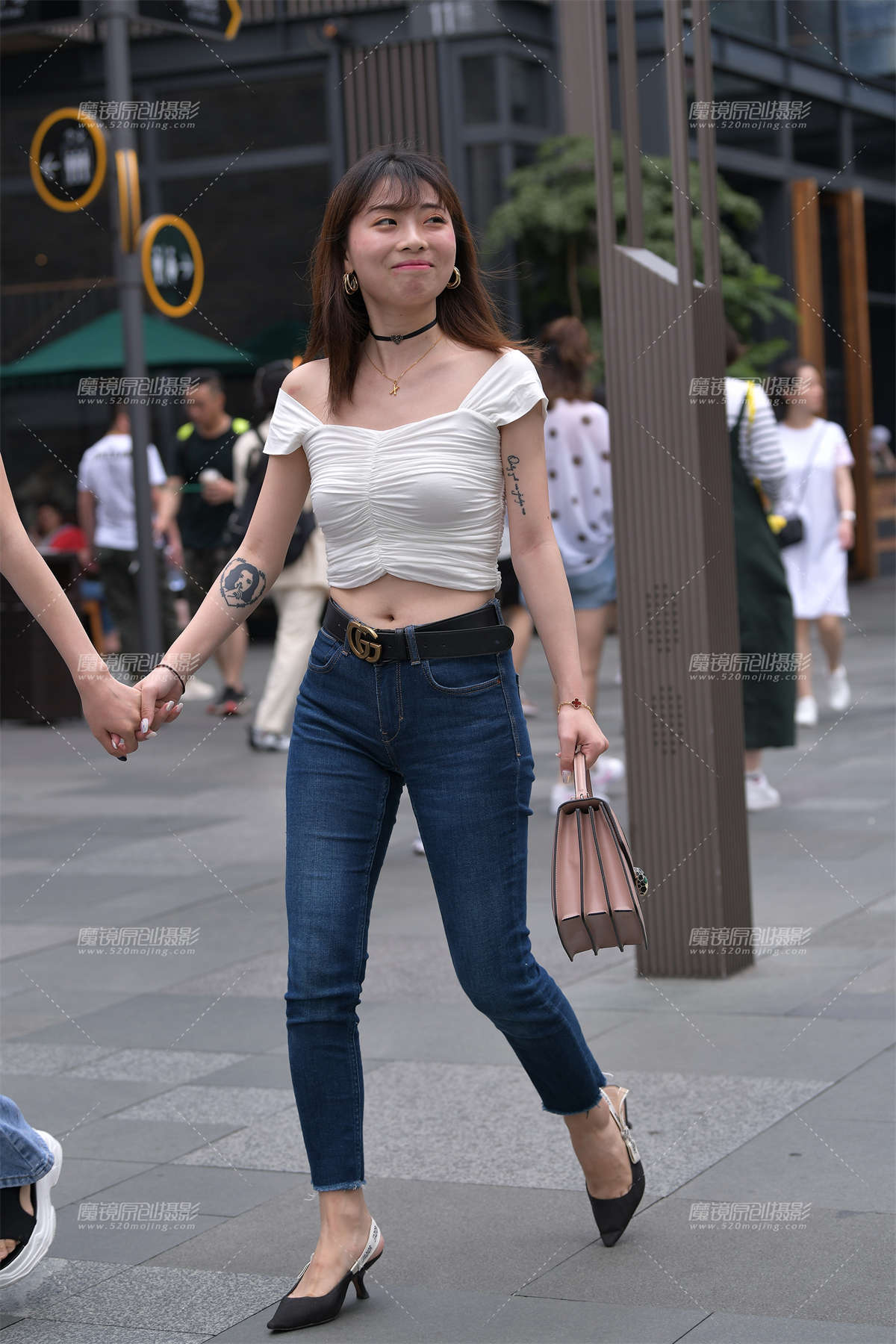 露肚脐的紧牛小姐姐-日更街拍