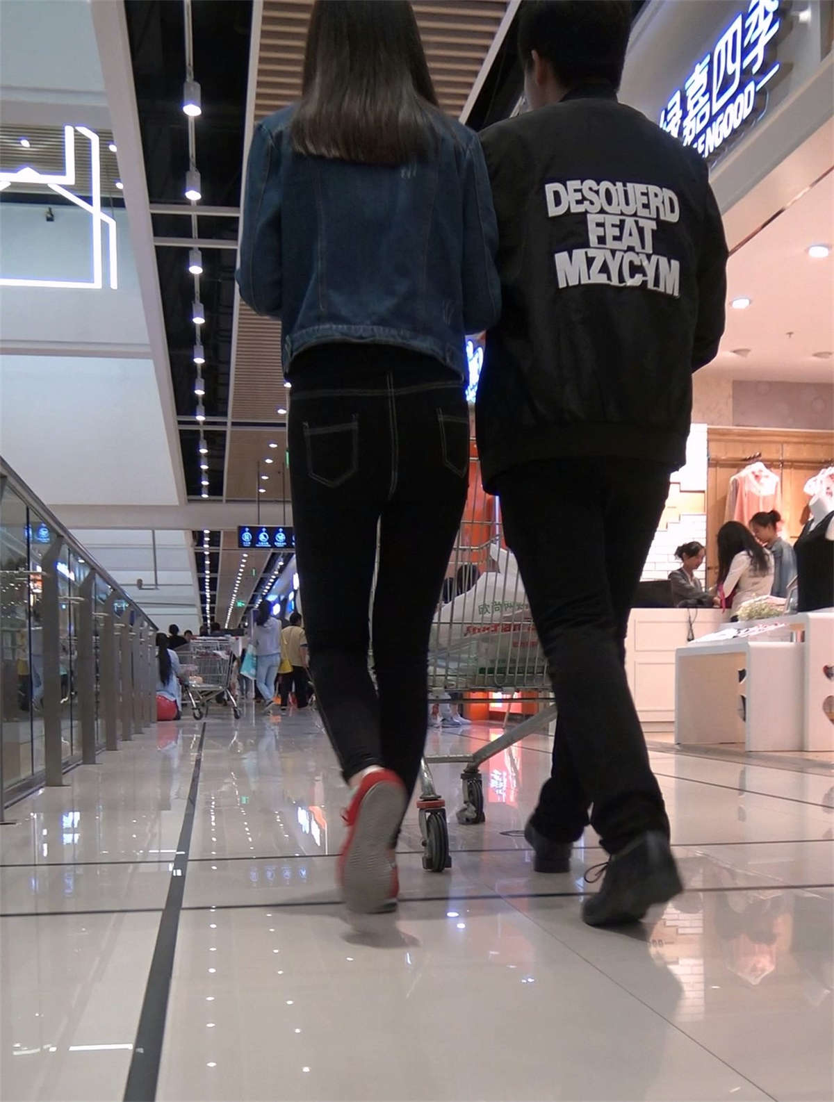 图片[2]-紧身丰臀紧身牛仔裤小美女-日更街拍