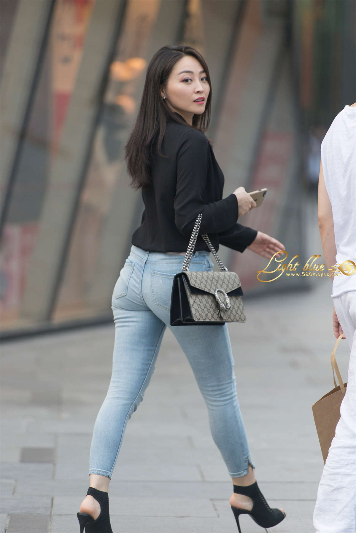 图片[2]-牛仔紧裤美臀美女-日更街拍