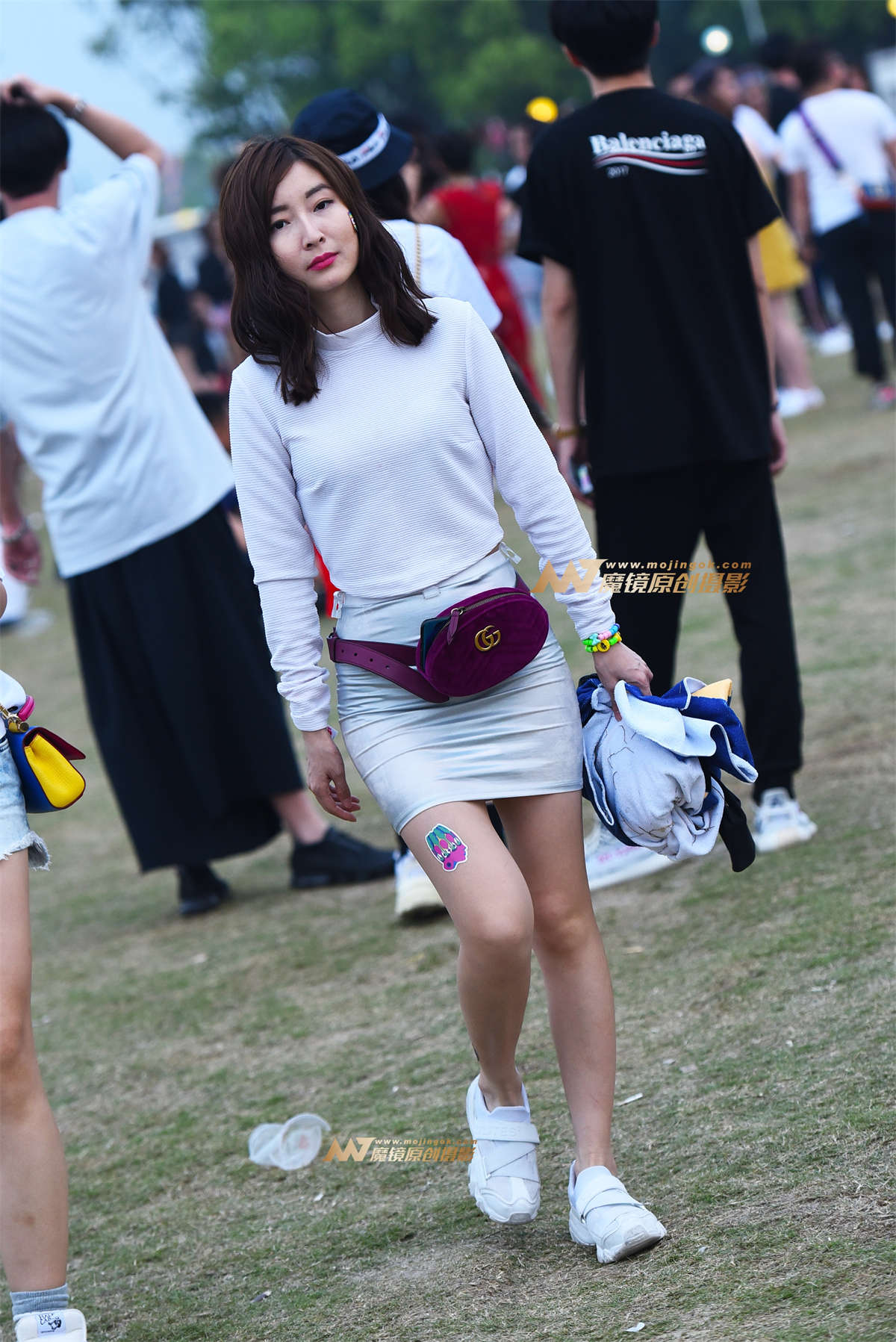 【咔喳赛贴】银灰短裙-日更街拍