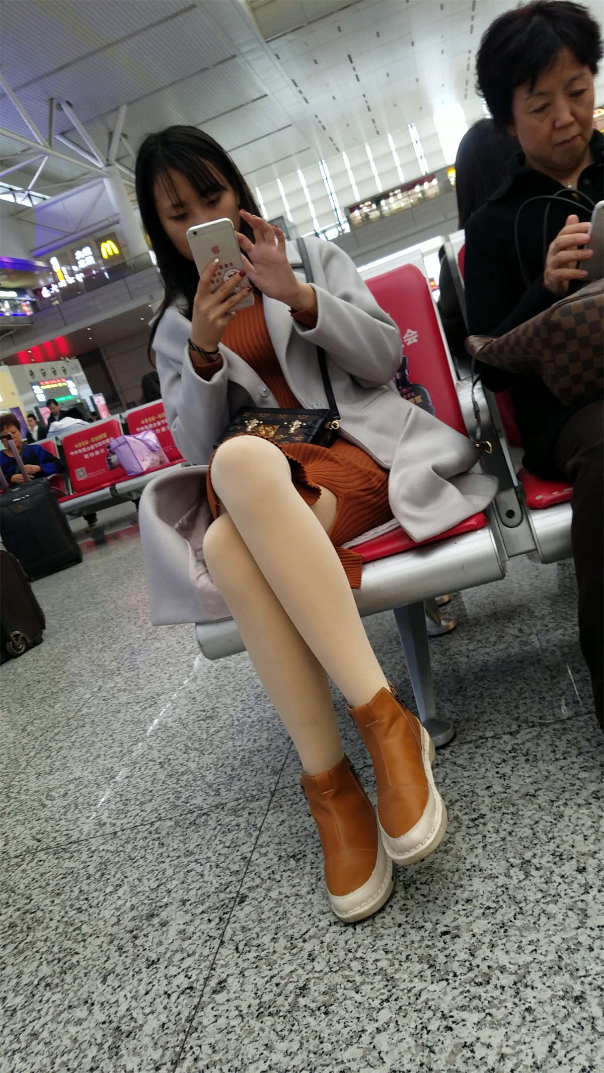 图片[2]-[4K高清视频]高铁站等车的肉色丝袜棕色连衣裙漂亮长发美女-日更街拍