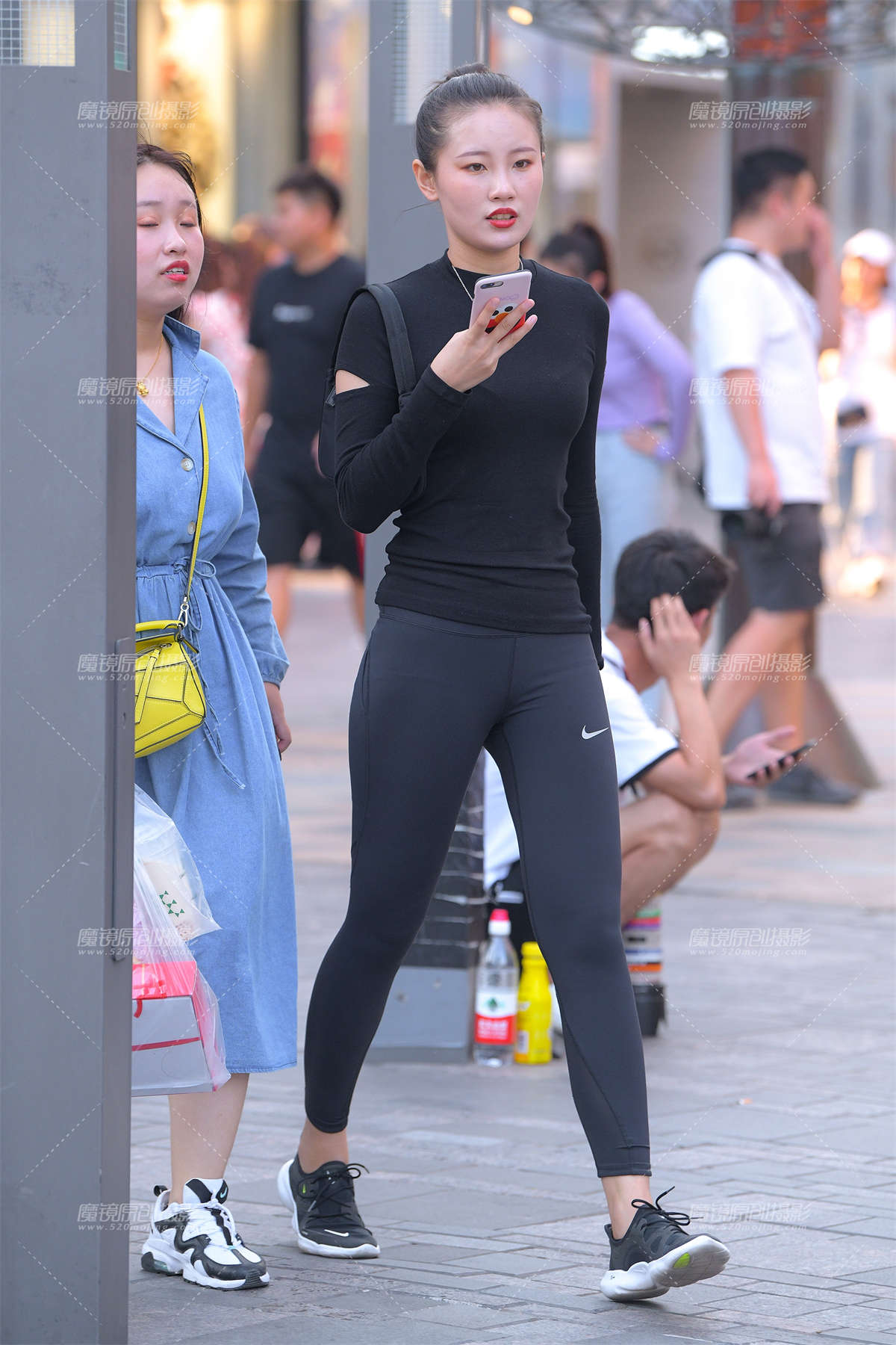 【街拍之魂赛帖】黑色紧身裤小妹-日更街拍