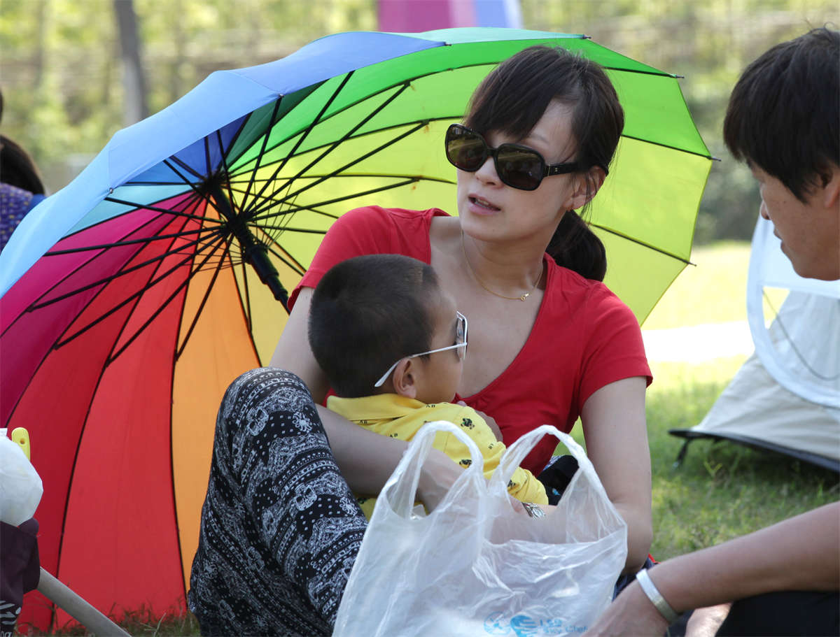 图片[2]-踏青公园街拍系列No.257 墨镜气质少妇的骨感玉足-日更街拍