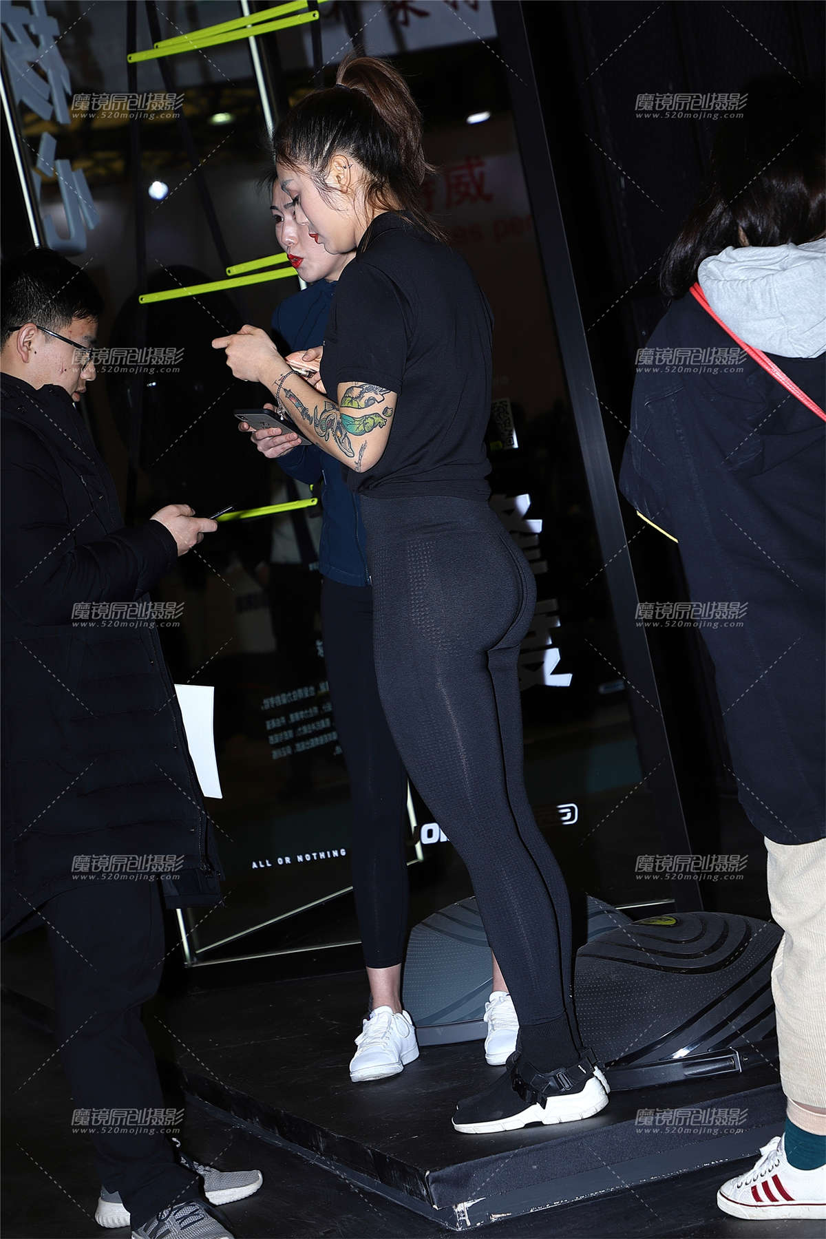 【Mark赛帖】发传单的麻花辫紧身裤美女-日更街拍