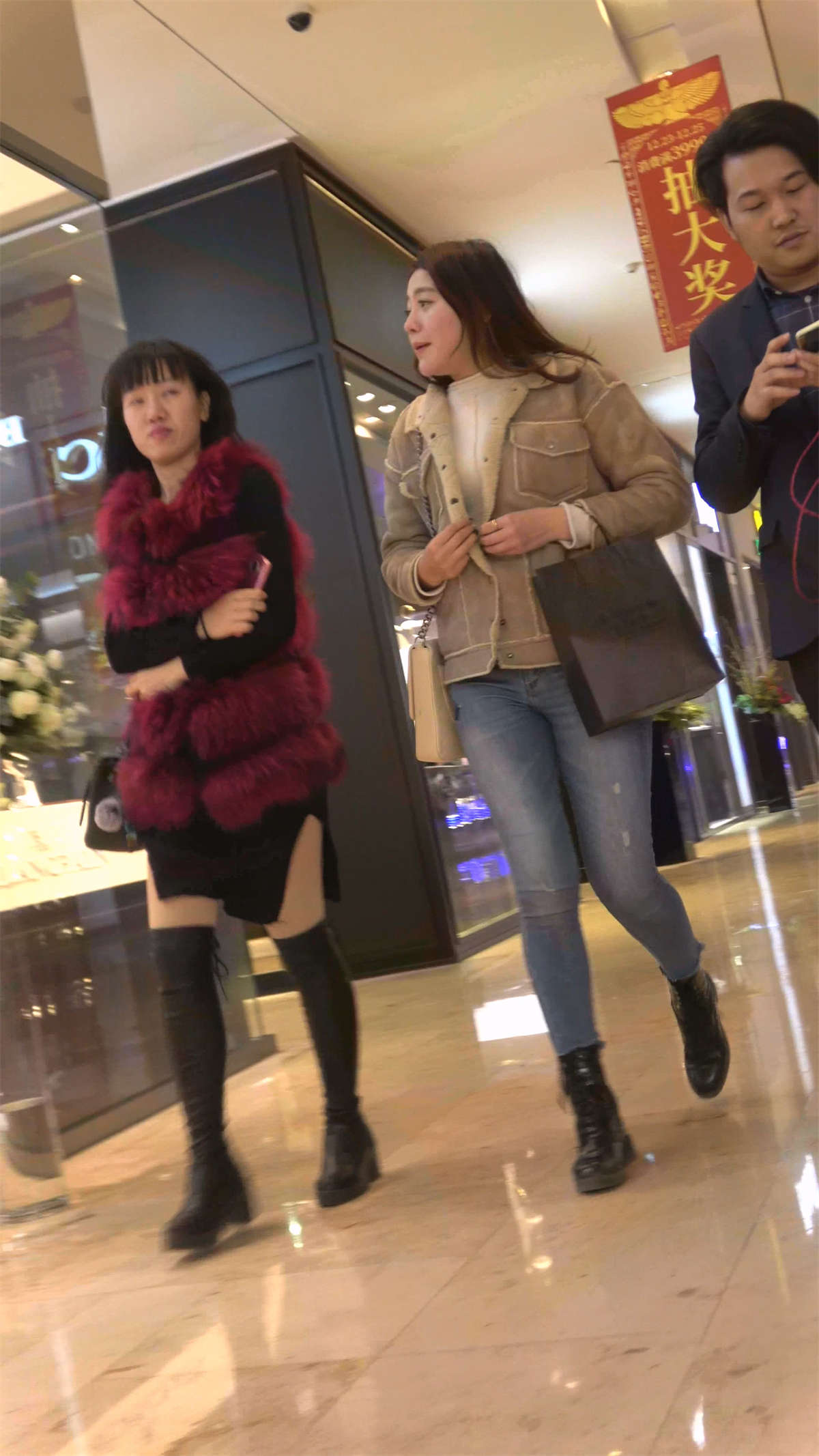 性感的紧身牛仔美女姐姐-日更街拍