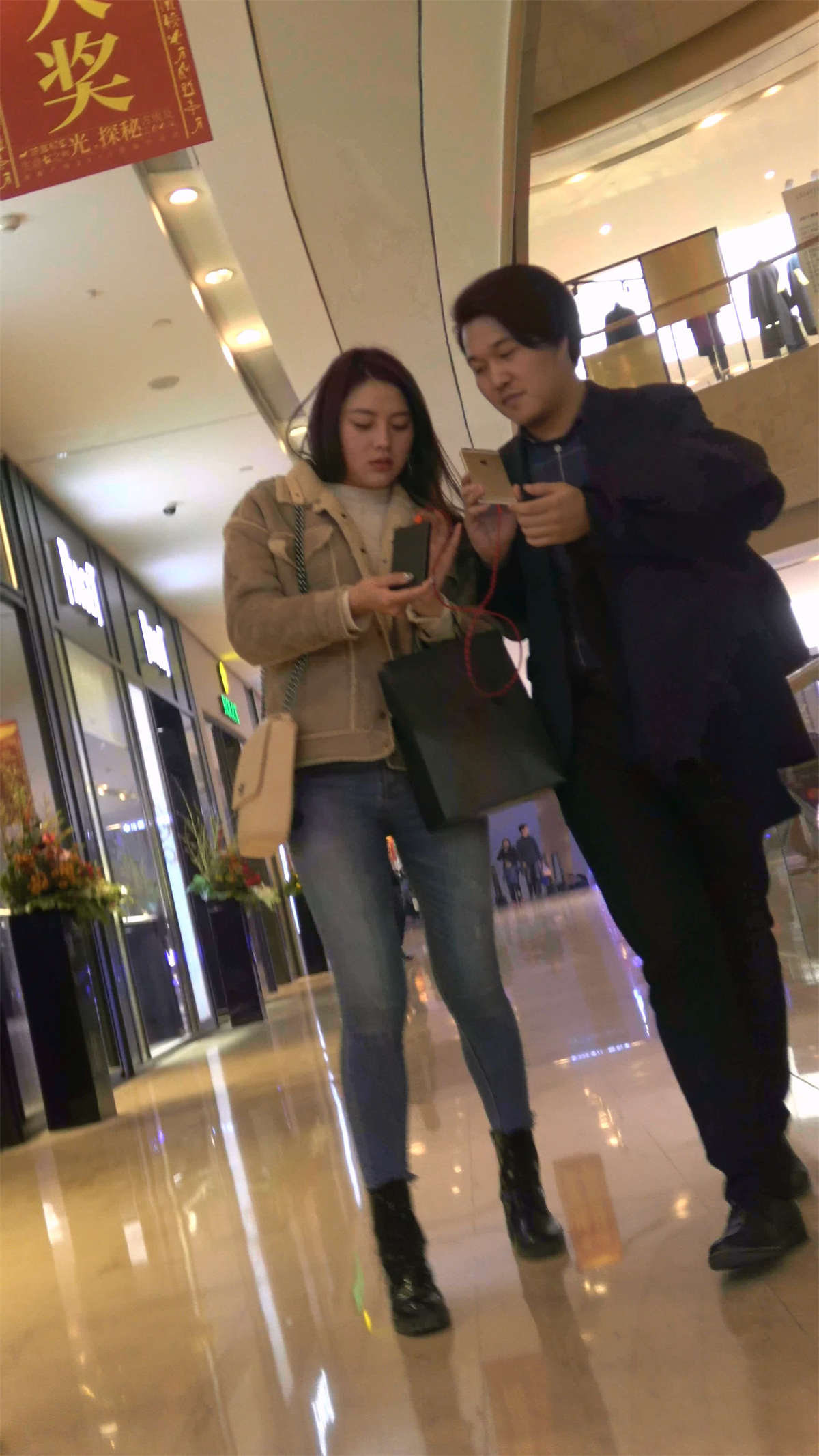 图片[2]-性感的紧身牛仔美女姐姐-日更街拍