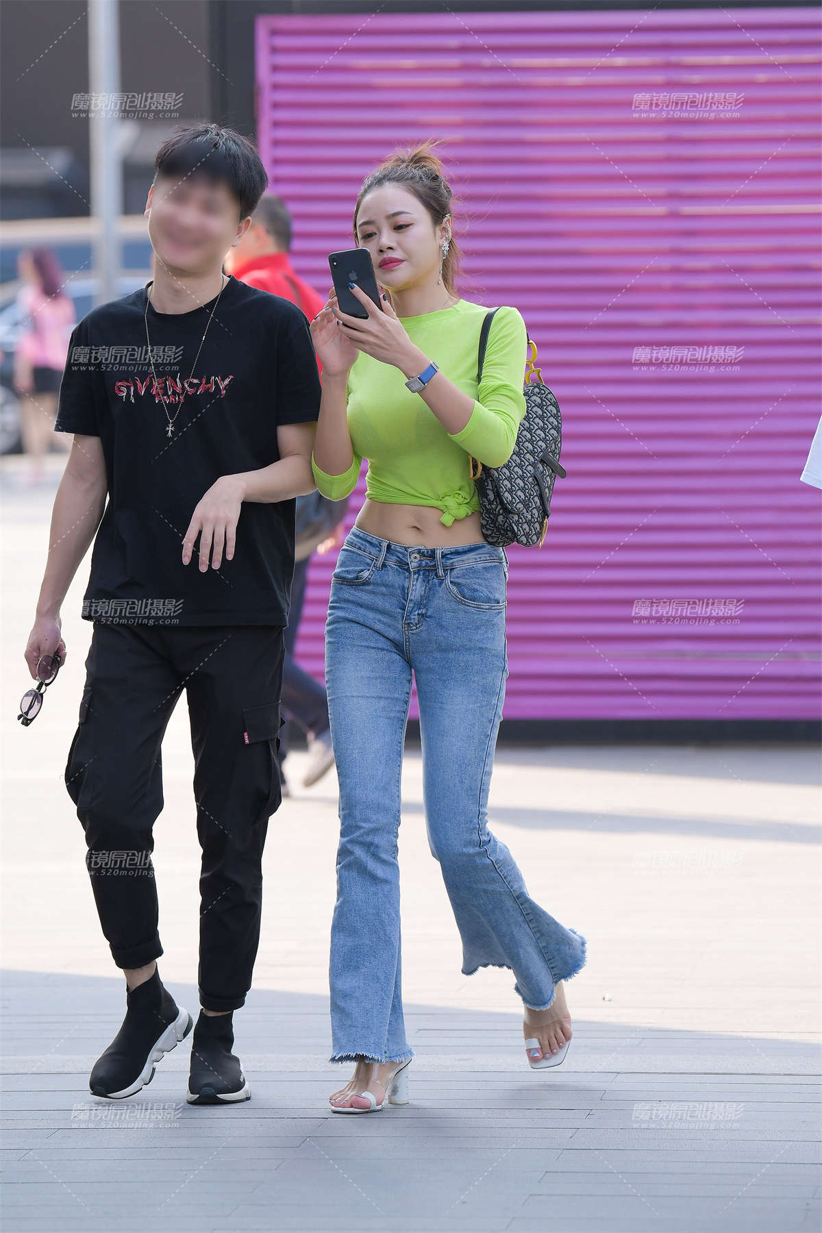 露腰~紧牛小姐姐-日更街拍