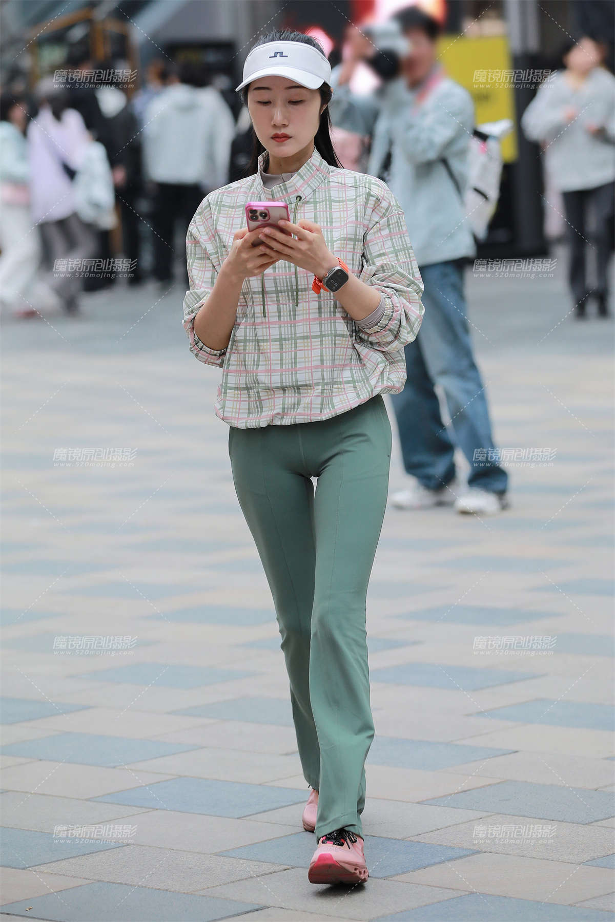 紧身绿色瑜伽裤-日更街拍