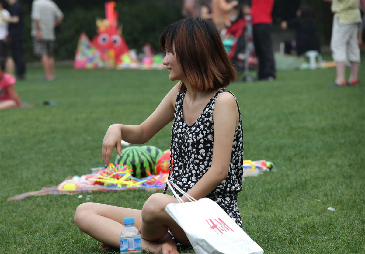 图片[2]-踏青公园街拍系列No.1571 两少女玉足草地斗艳-日更街拍