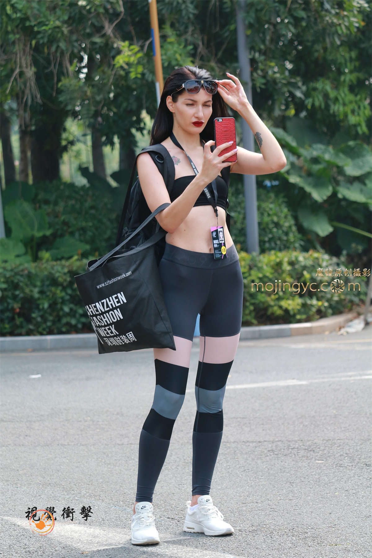 穿着性感长腿紧身皮裤-日更街拍