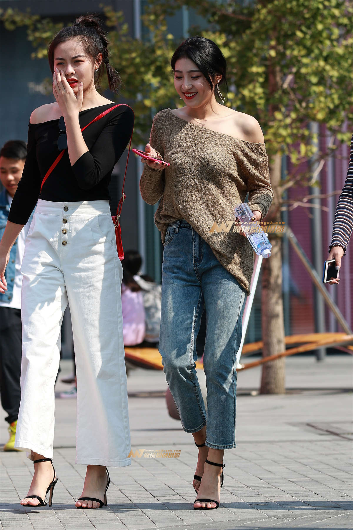 第1343篇★说说笑笑漂亮姐妹★-日更街拍