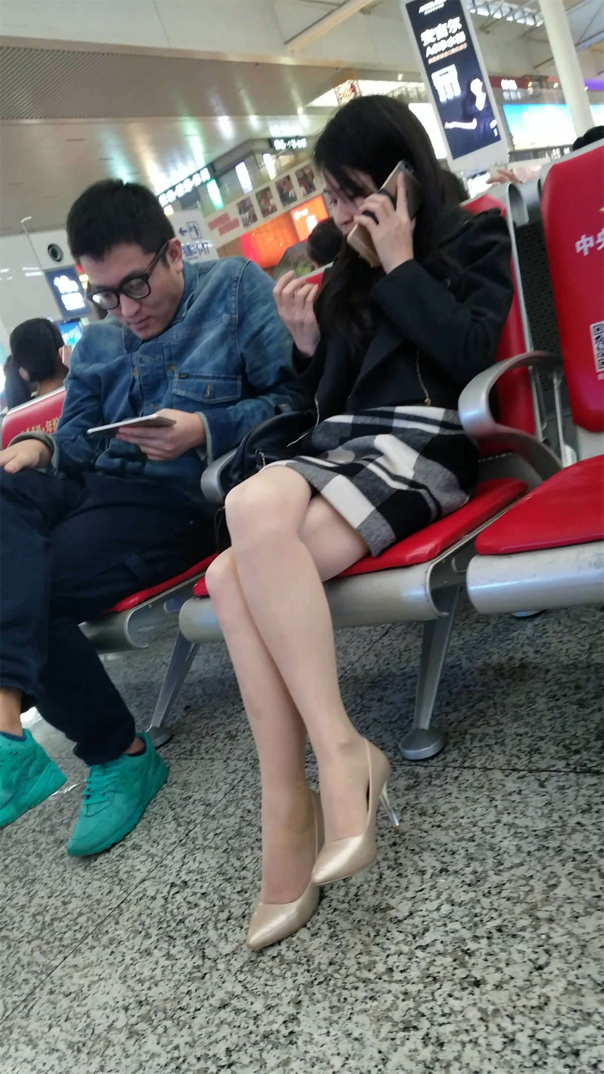 图片[2]-[4K高清视频]肉色丝袜极品美腿黑白色格子短裙美少妇-日更街拍