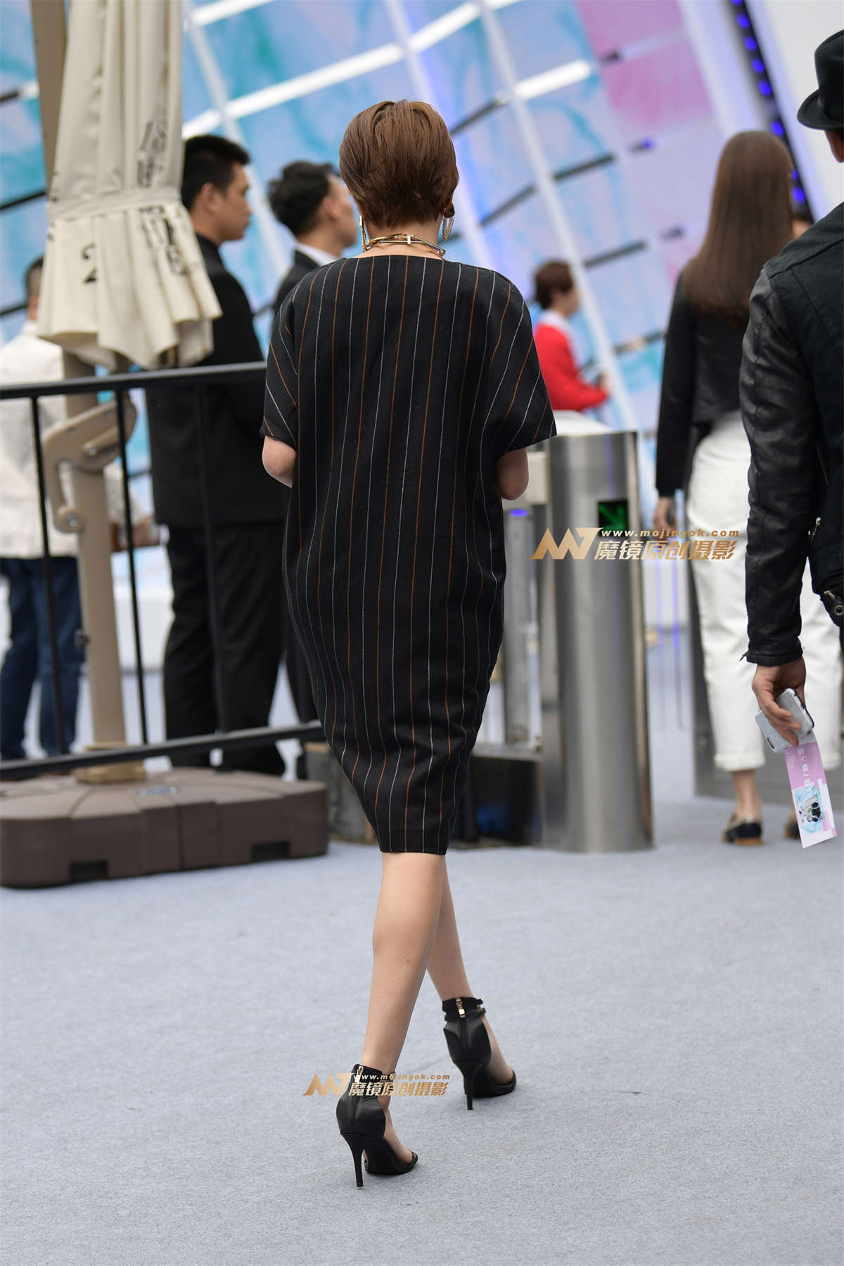 图片[2]-气场十足的大耳环美胸漂亮女士-日更街拍