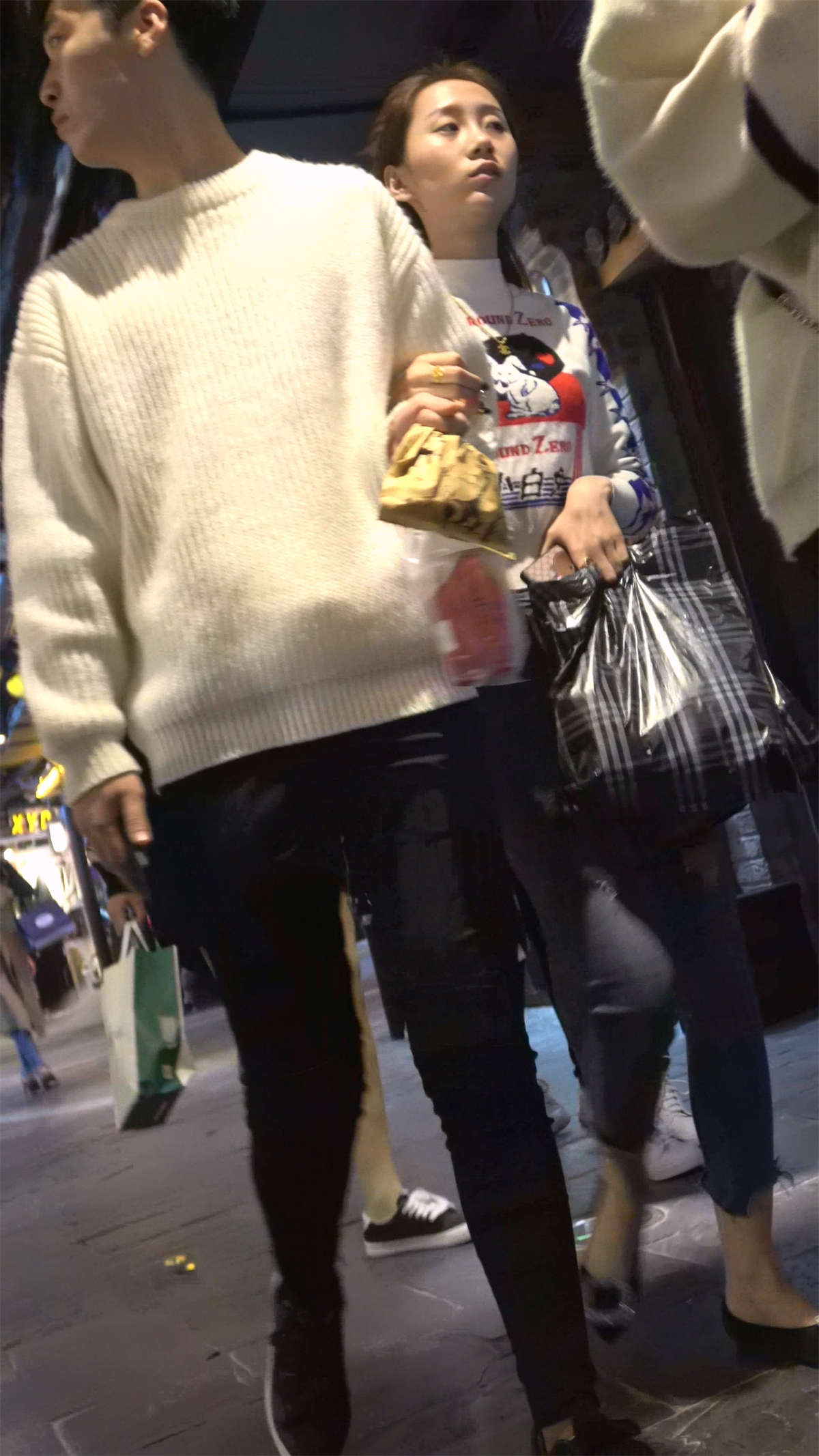 跟小男友逛商场的紧身蓝牛美眉-日更街拍