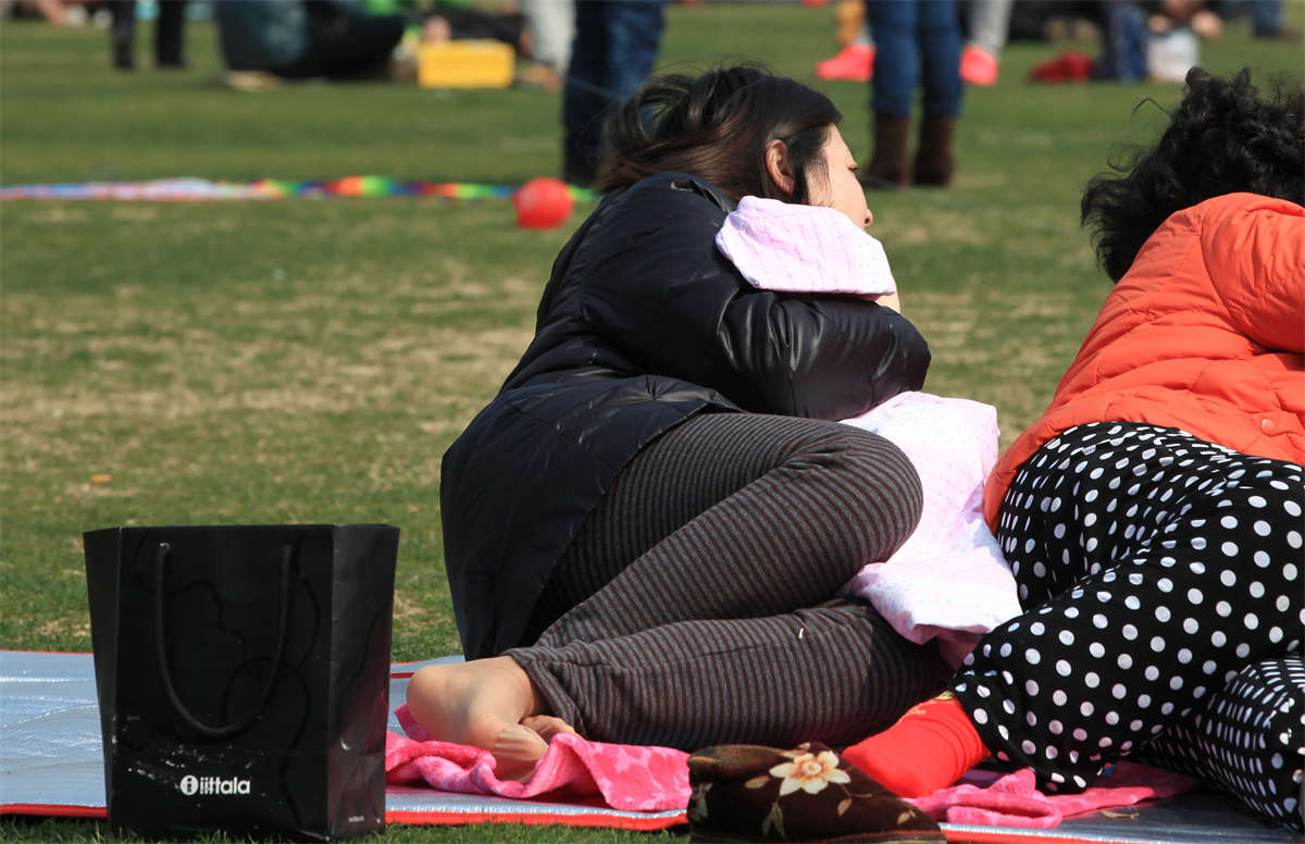 图片[2]-踏青公园街拍系列No.258 难得一见的组合：上身棉被上阵+下身超薄丝足露出-日更街拍