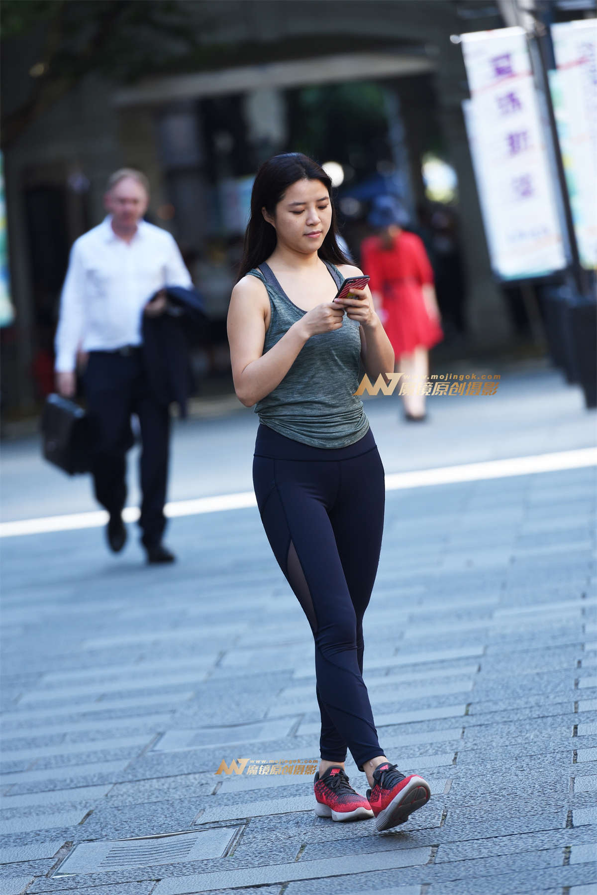 【咔喳赛贴】蓝色紧身裤-日更街拍