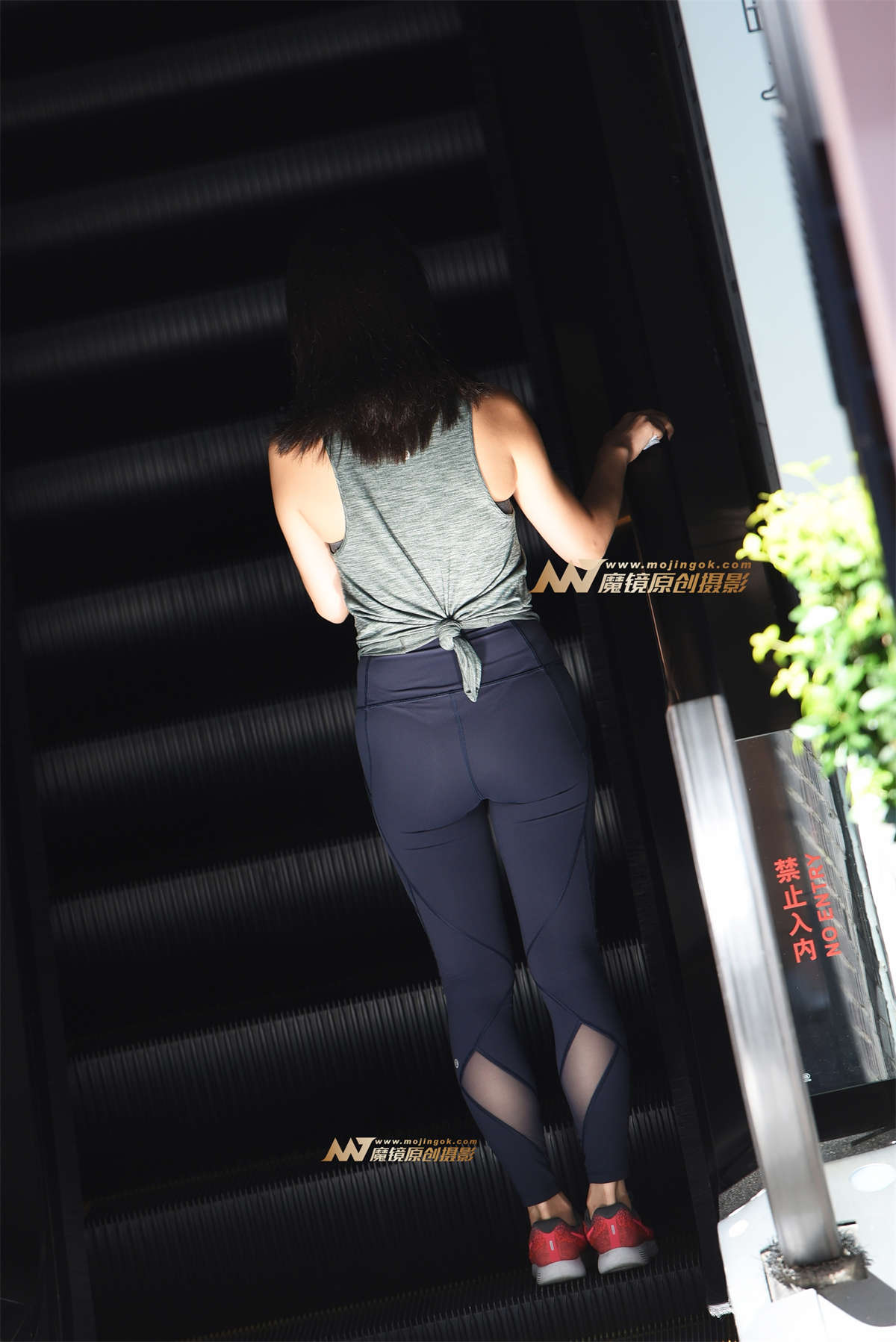 图片[2]-【咔喳赛贴】蓝色紧身裤-日更街拍