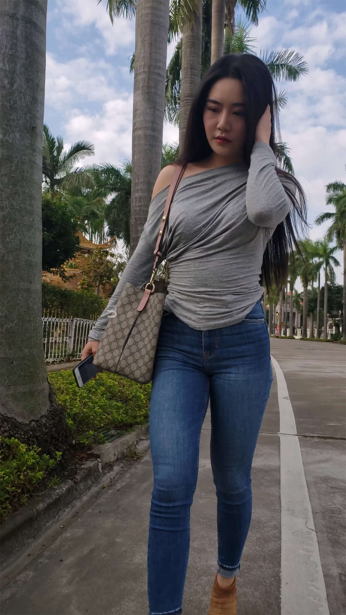 紧身牛仔美女街拍-日更街拍