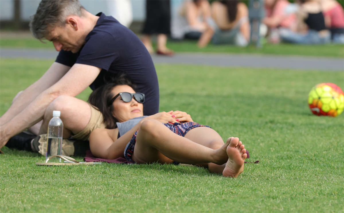 图片[2]-踏青公园街拍系列No.1572 健美型长腿御姐，神情高冷，但挡不住一双美脚的热情奔放 第2套-日更街拍