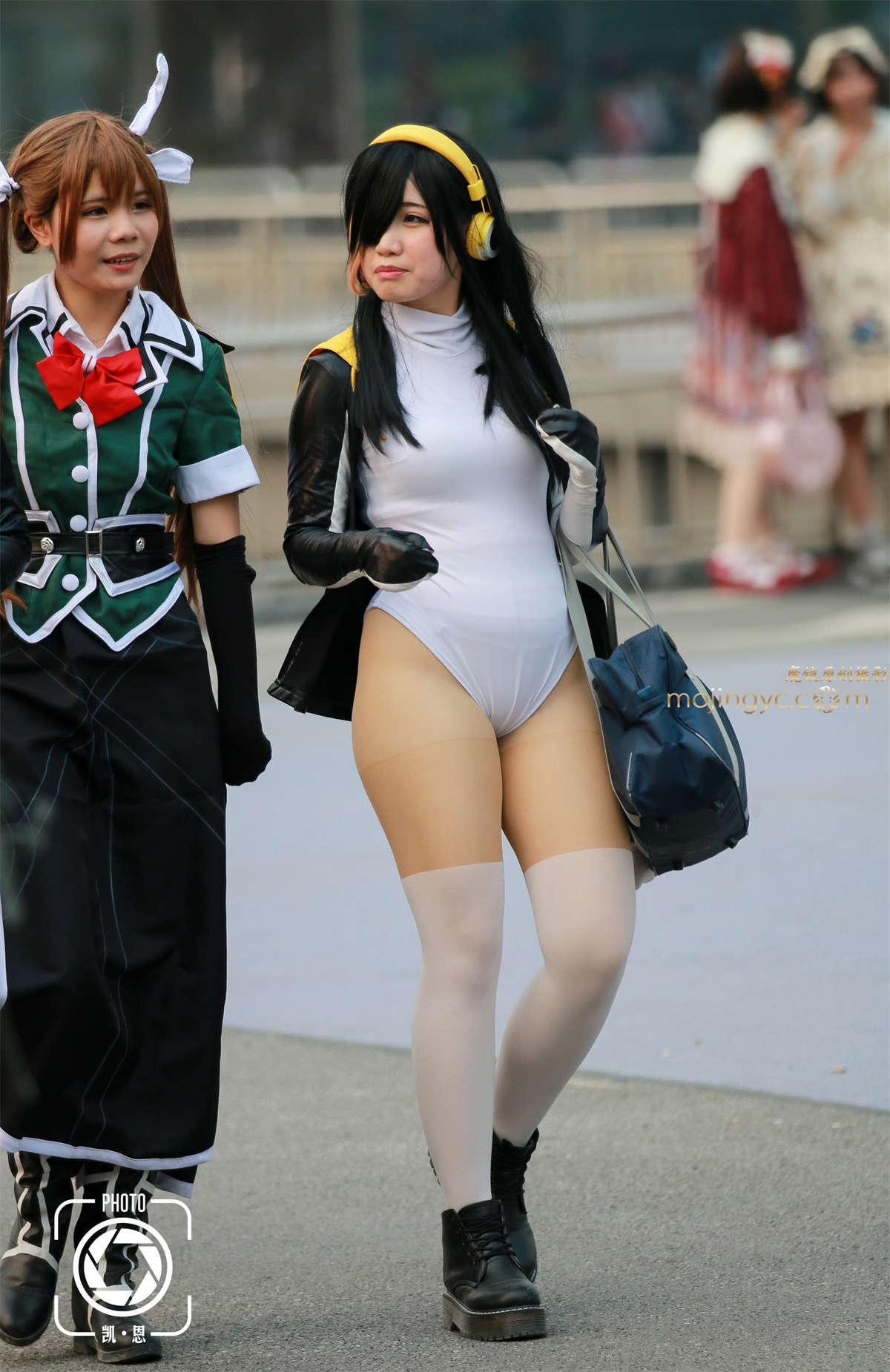 【二次元世界②开档丝袜+高叉T泳装-日更街拍