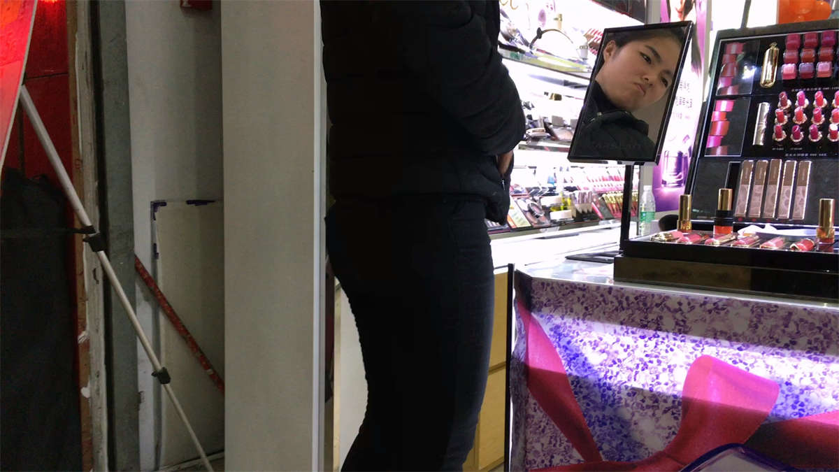 超市挑选化妆品的圆臀MM-日更街拍