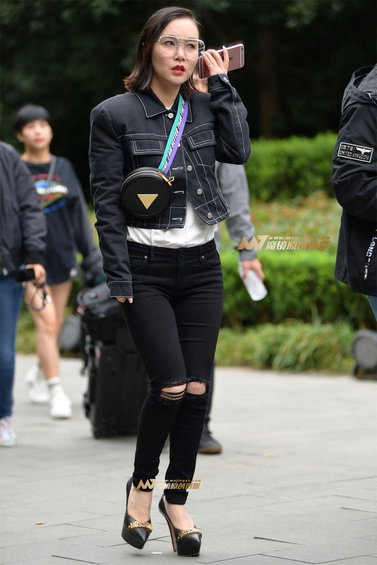 时尚黑色紧牛波斯猫眼镜少妇-日更街拍