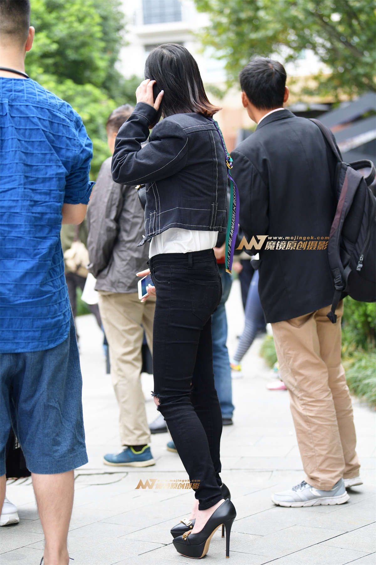 图片[2]-时尚黑色紧牛波斯猫眼镜少妇-日更街拍