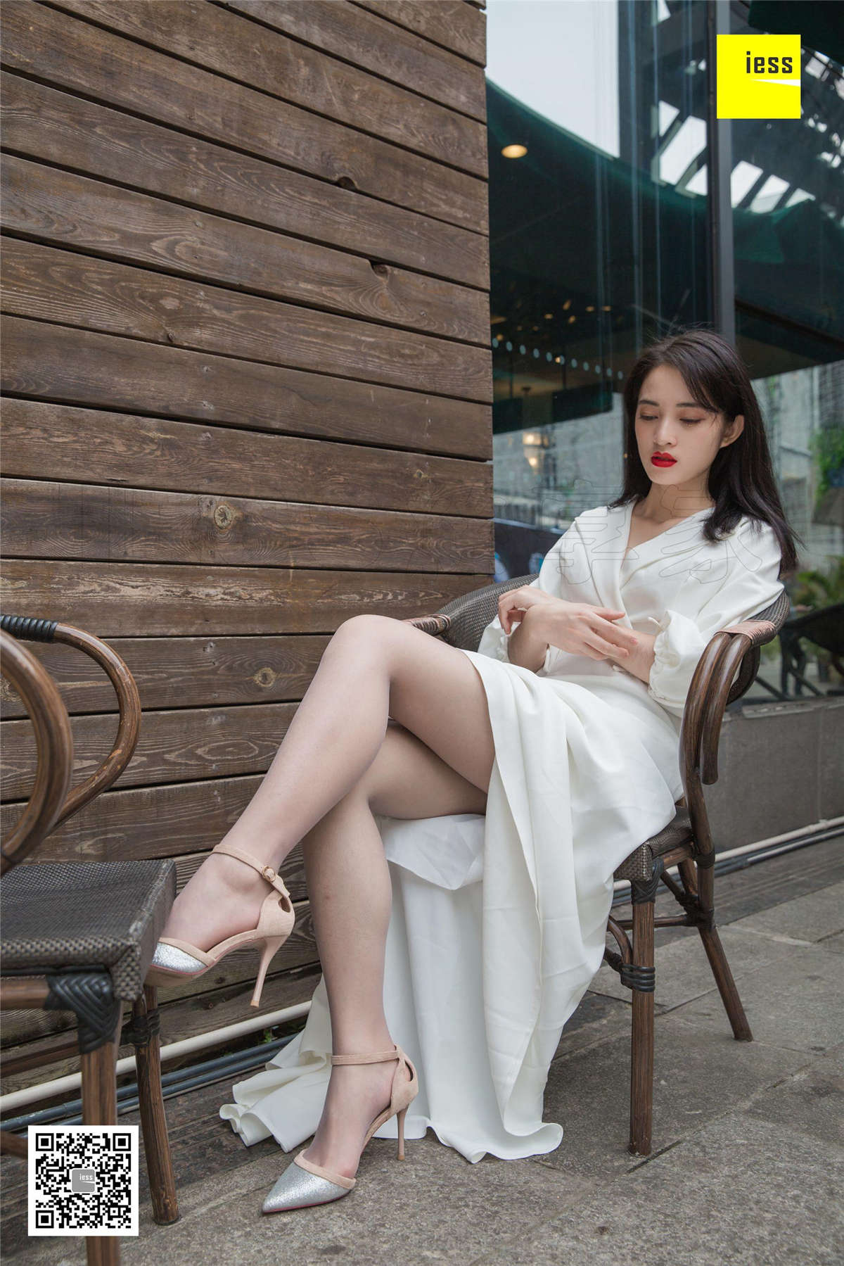 IESS异思趣向 丝享家394期：烈焰红唇白长裙姗姗-日更街拍