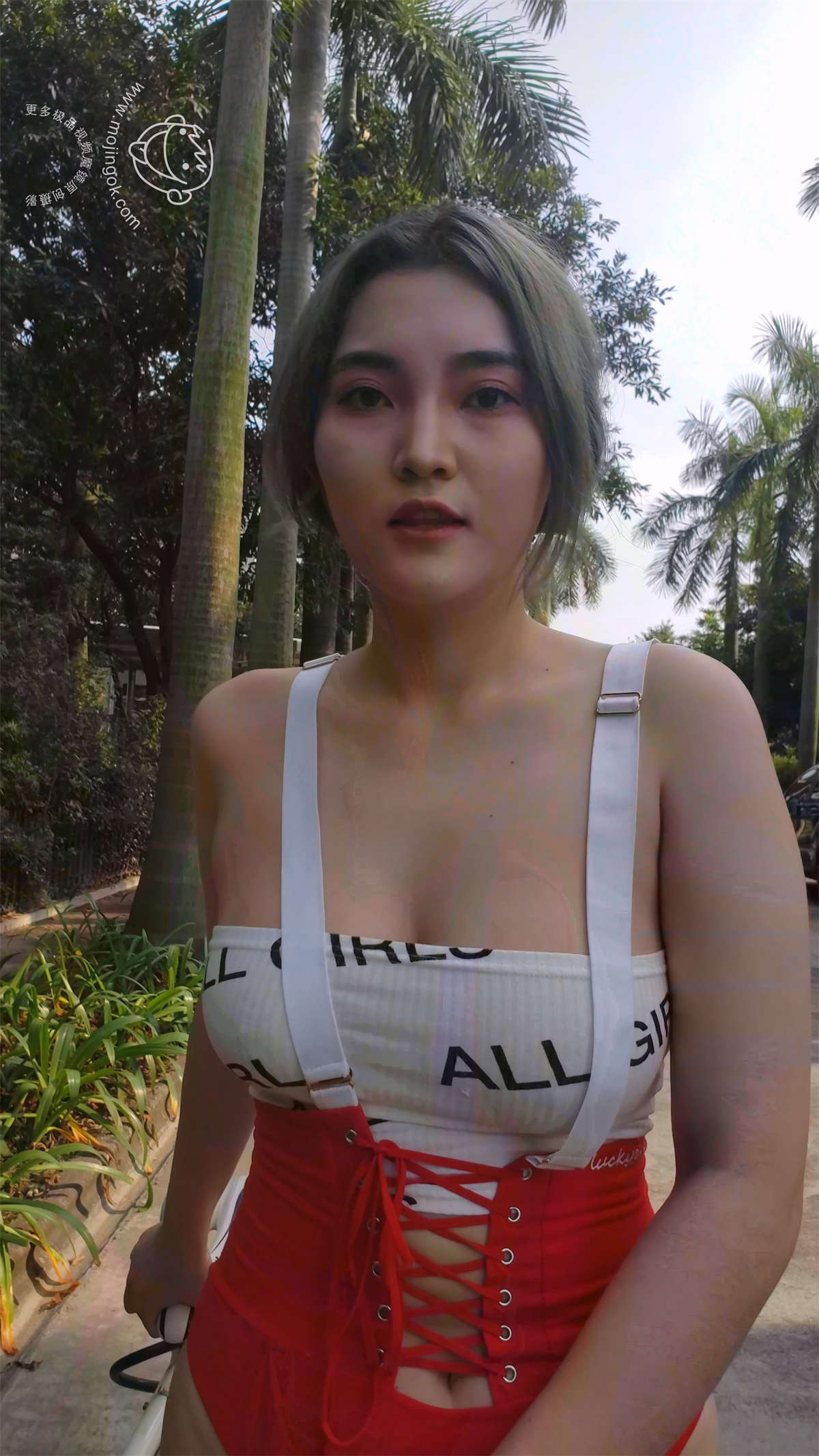 丰满美女骑单车-日更街拍