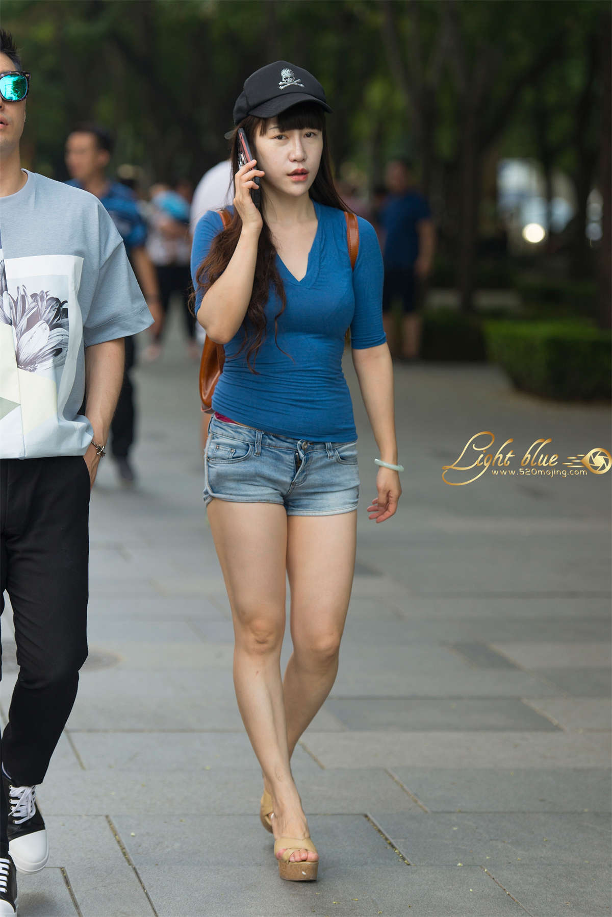 牛仔热裤紧臀-日更街拍