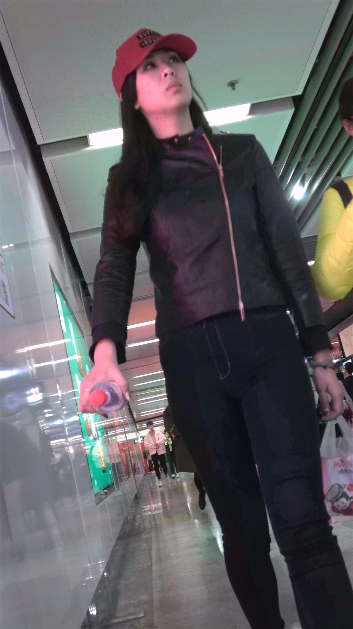 图片[2]-此女走路很有大姐大风范-日更街拍