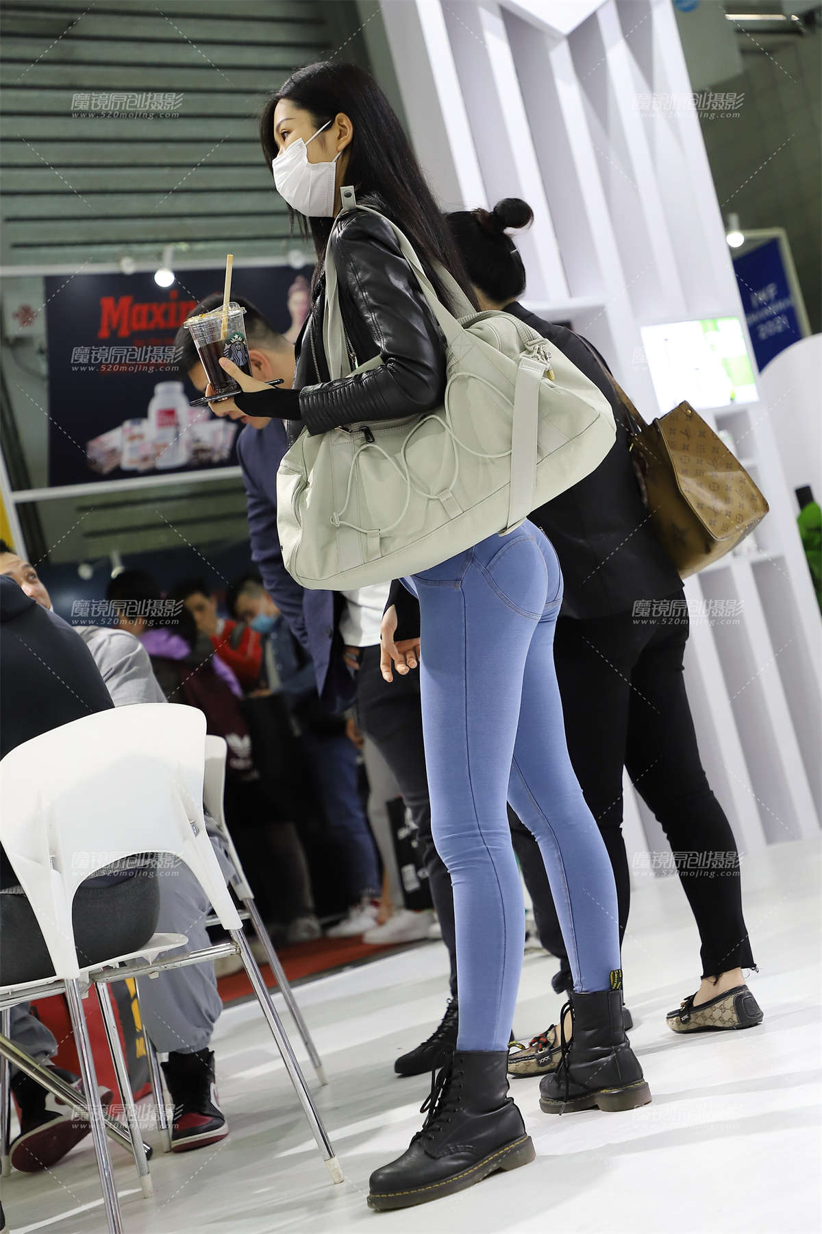 黑夹克紧身牛仔裤-日更街拍