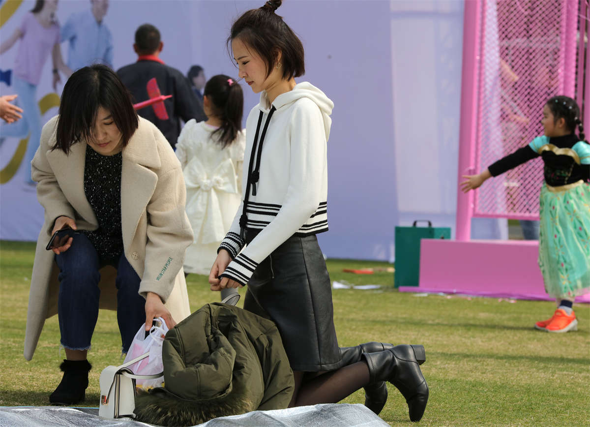 图片[2]-踏青公园街拍系列No.1573 劲爆的少妇无挡超薄长丝色香味一应俱全-日更街拍