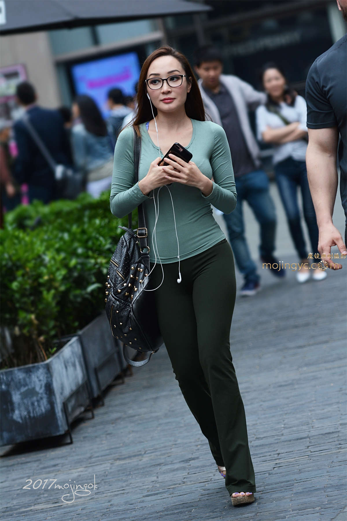 咔喳赛13 裤子非常贴合少妇曲线-日更街拍