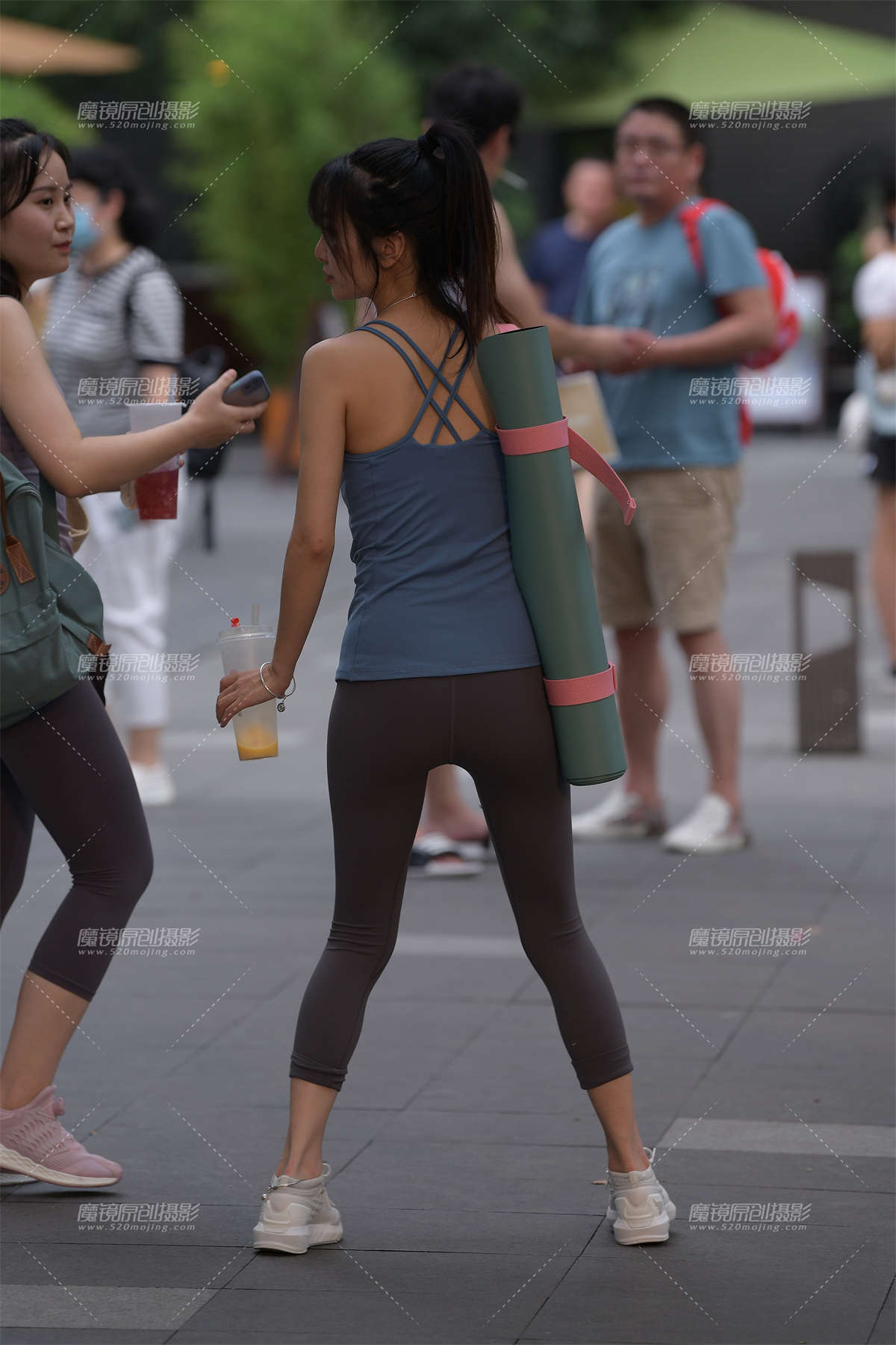 图片[2]-紧身裤美女-日更街拍