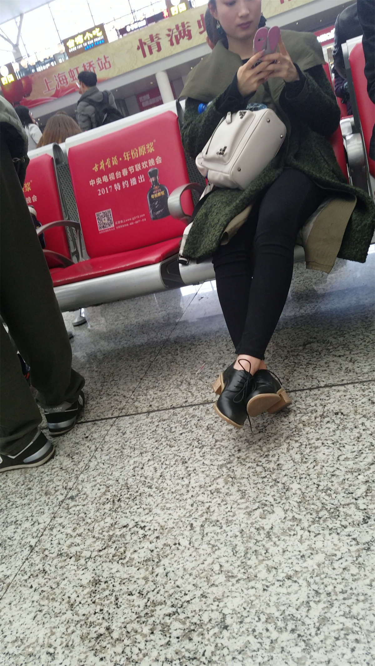 图片[2]-[4K高清视频]火车站拍摄黑色紧身裤长腿漂亮美少妇-日更街拍