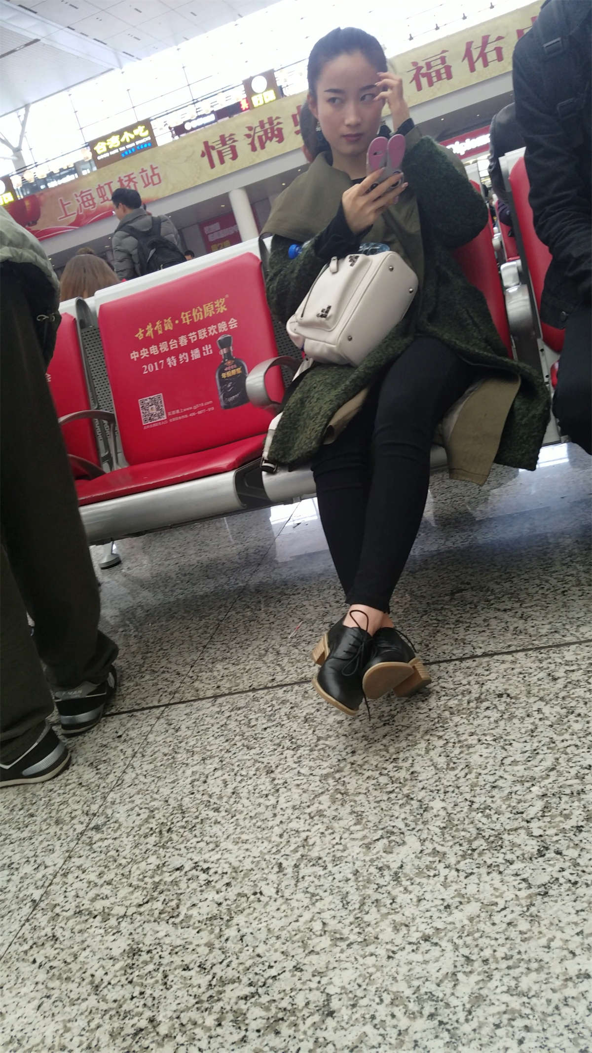 [4K高清视频]火车站拍摄黑色紧身裤长腿漂亮美少妇-日更街拍