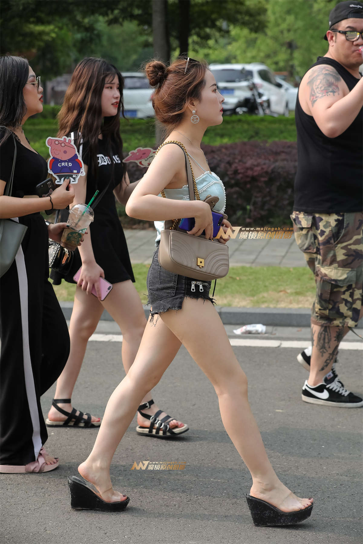 热裤长腿-日更街拍