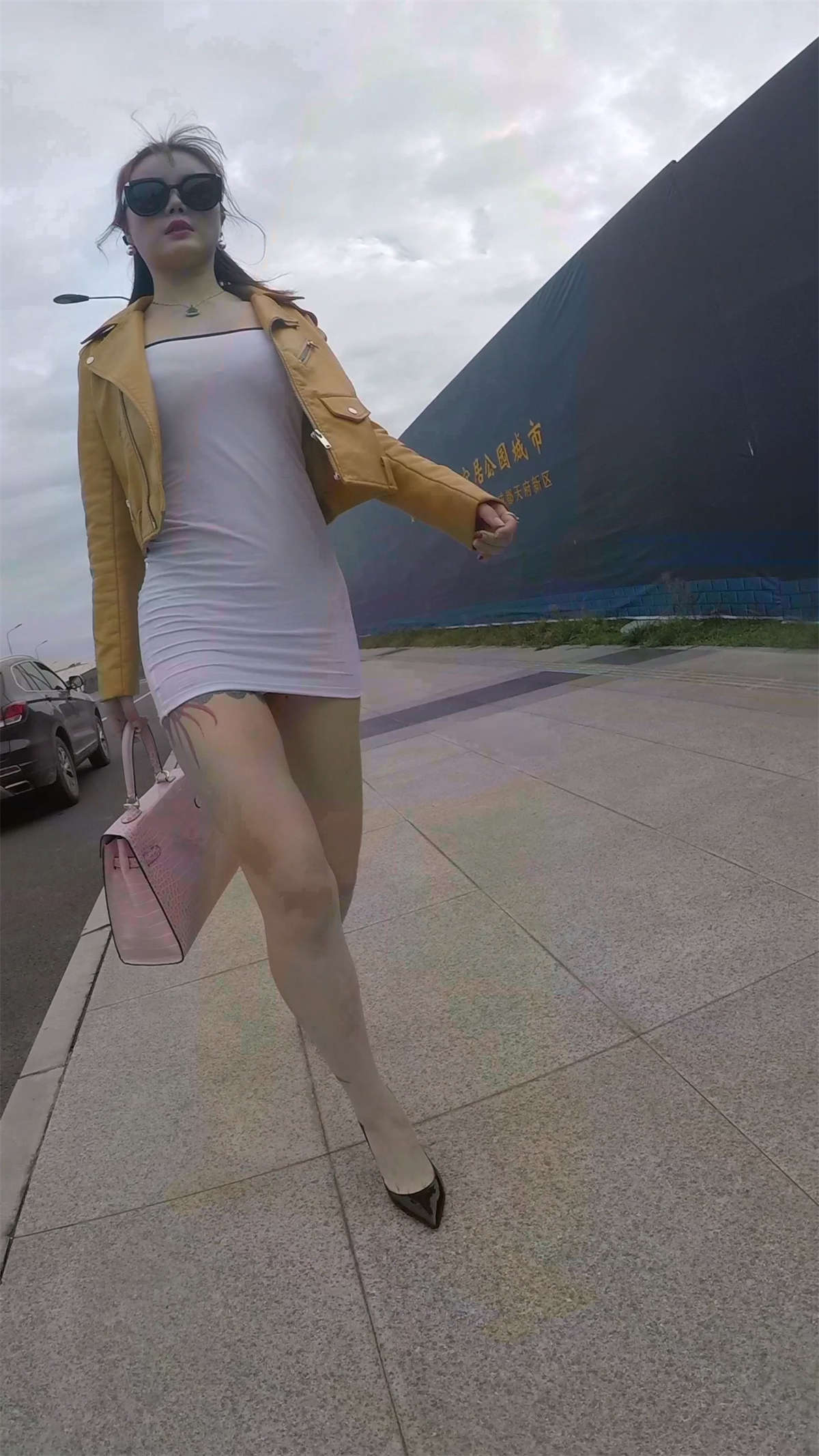 白色紧身超短吊带裙性感美女-日更街拍