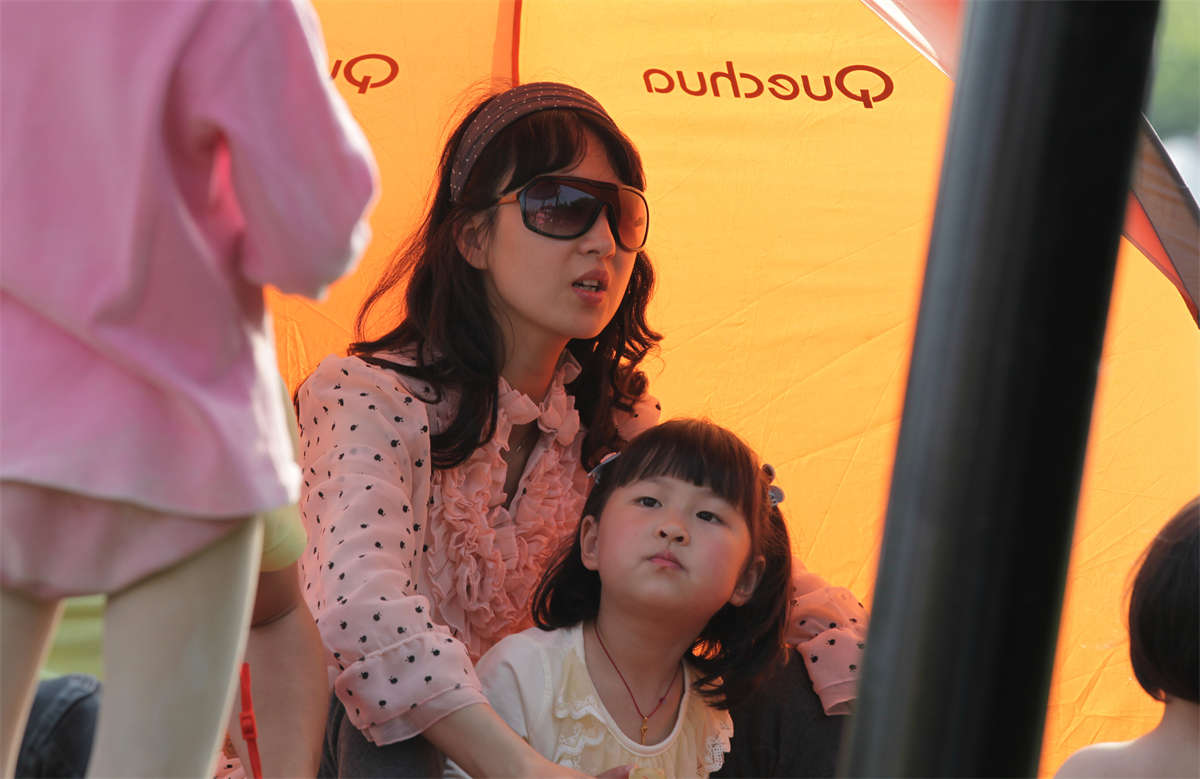 图片[2]-踏青公园街拍系列No.260 暖色光线下颇显香艳的少妇肉丝-日更街拍