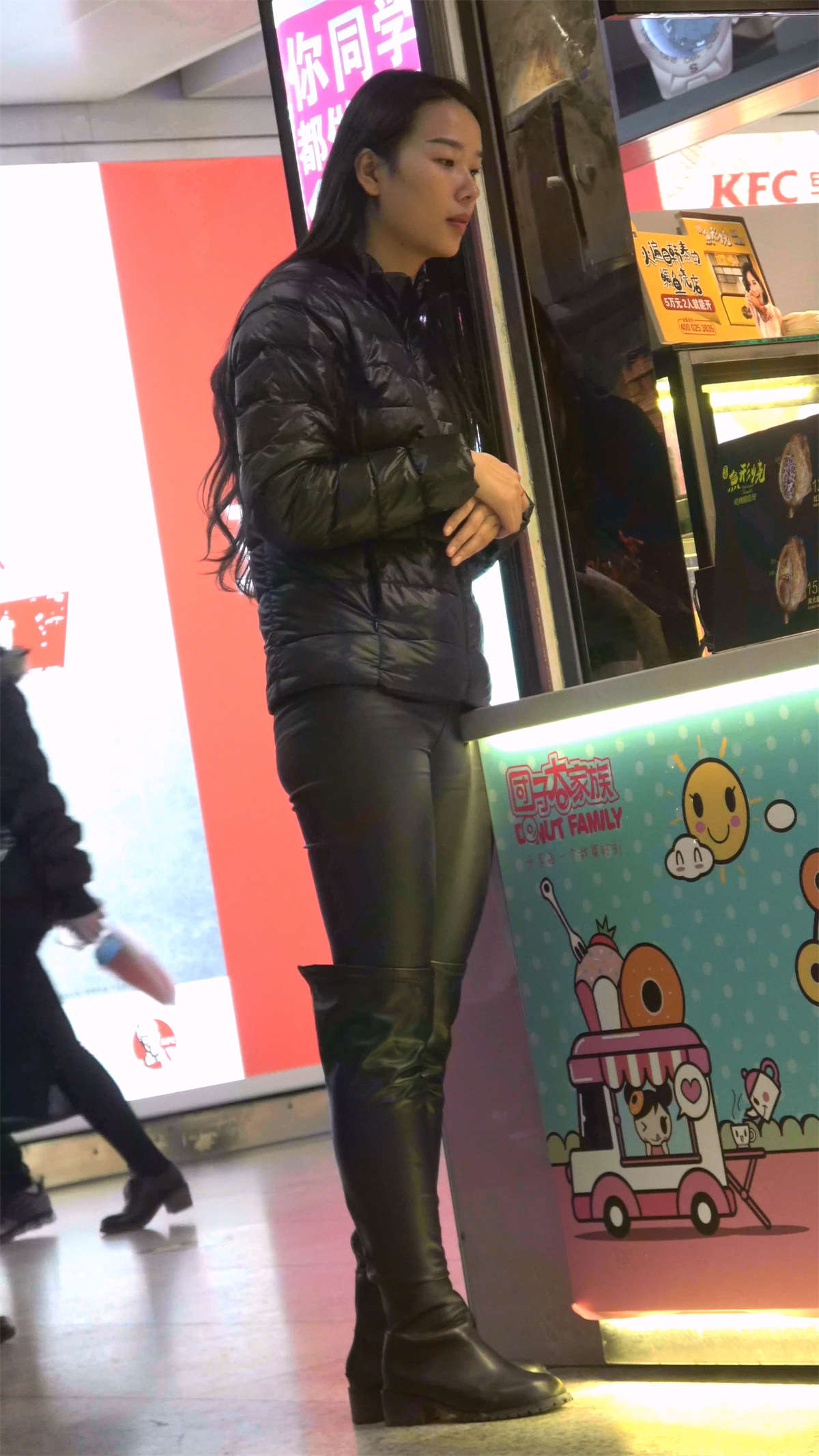 图片[2]-逛商场的皮裤女-日更街拍