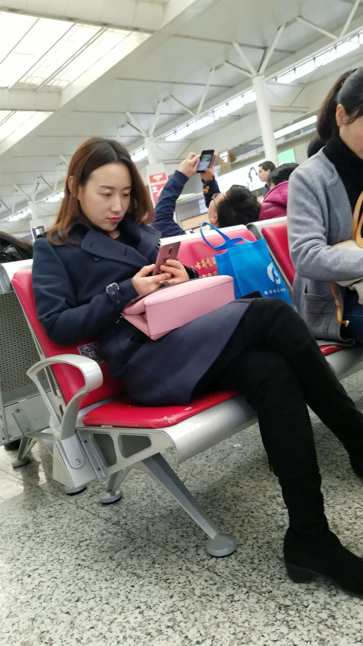 图片[2]-[4K高清视频]火车站候车室拍摄黑裤金色短裤美妇-日更街拍