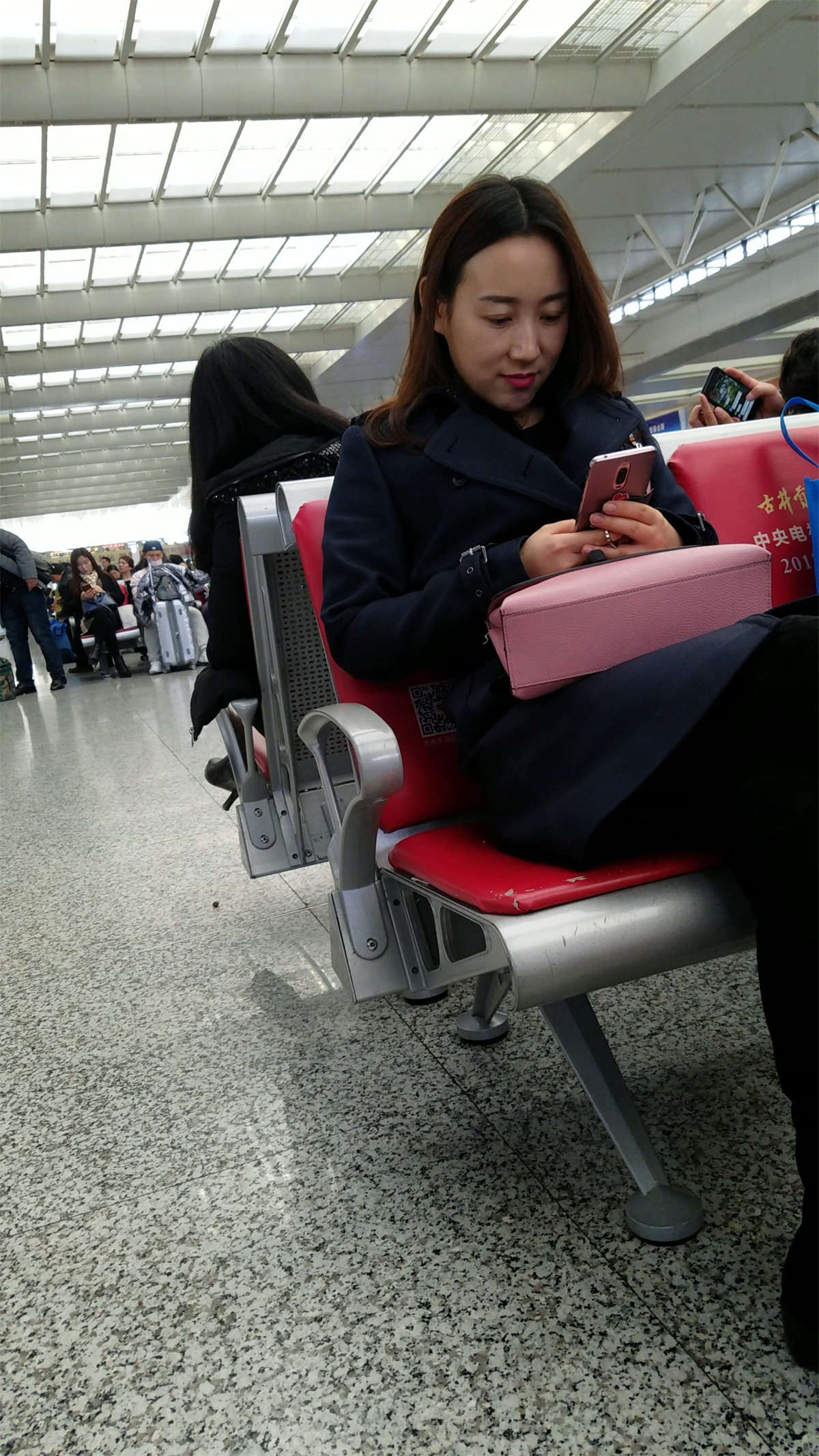 [4K高清视频]火车站候车室拍摄黑裤金色短裤美妇-日更街拍