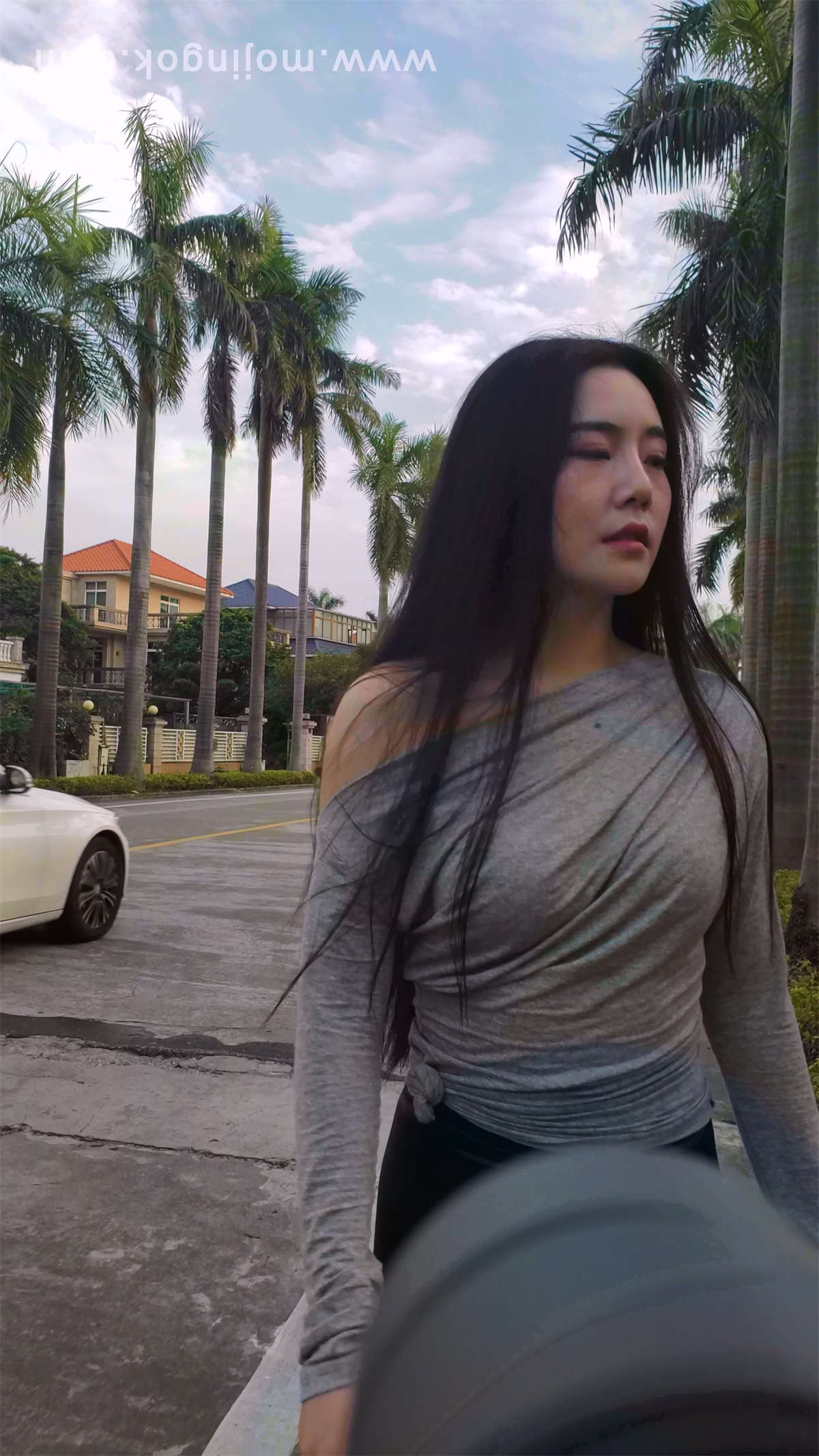 图片[2]-紧身皮裤美女-日更街拍